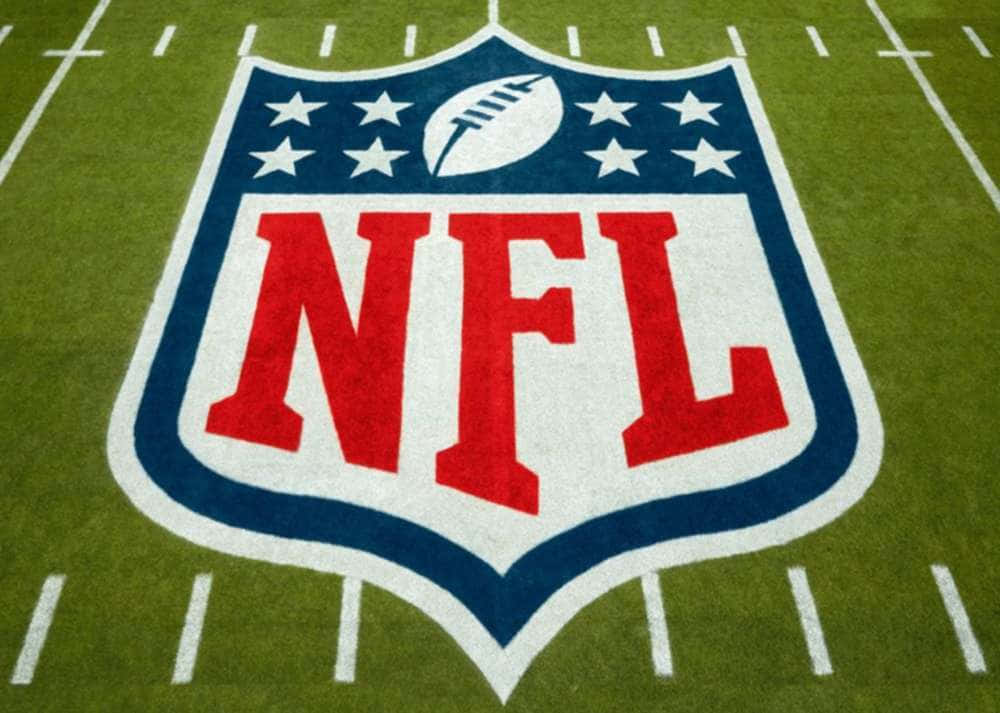 足球 桌布 壁紙 — NFL標誌以紅、白、藍色繪製在充滿活力的綠色足球場上，帶有白色碼線的特寫。