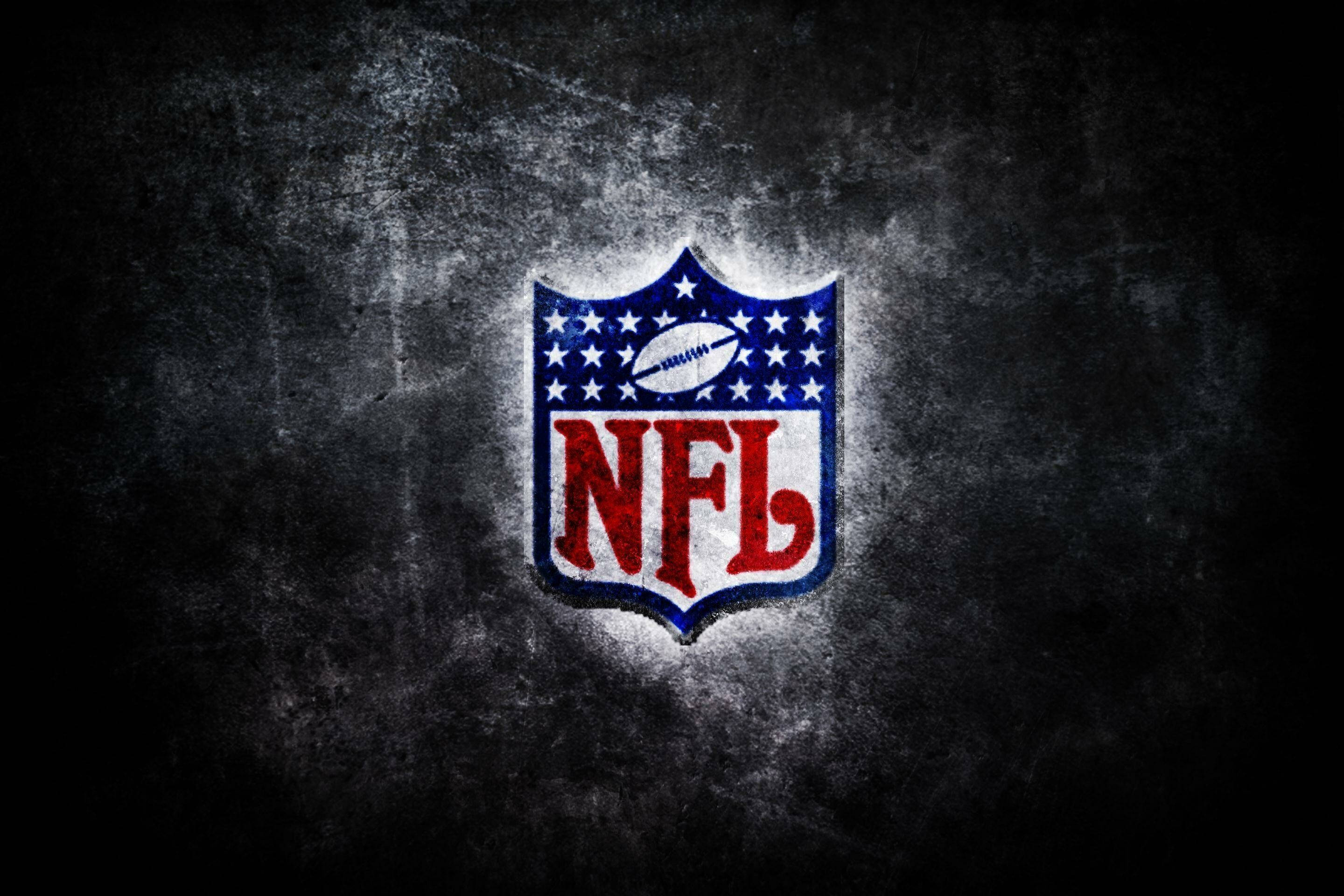 Cool NFL 桌布 壁紙 — NFL標誌在粗糙的深色紋理背景上閃耀著紅、白、藍星星。