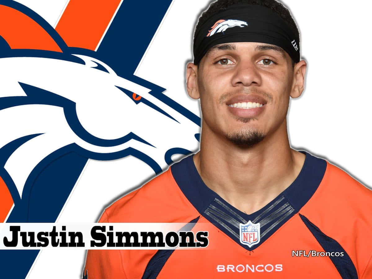 丹佛野馬 桌布 壁紙 — NFL球員Justin Simmons身穿丹佛野馬橙色球衣，背後有球隊標誌，面帶微笑。
