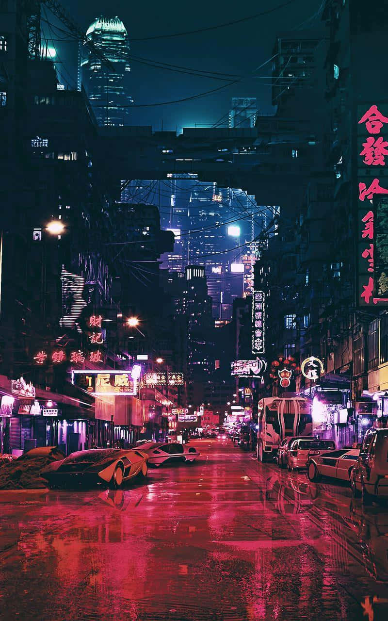  壁紙 — 高樓大廈下，霓虹燈照亮的雨夜城市街道，濕漉漉的路面反射著發光的招牌。