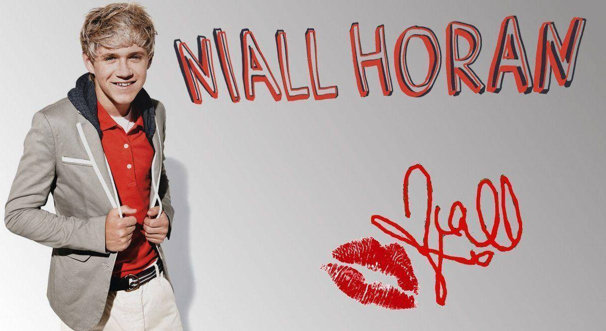 niall horan 桌布 壁紙 — Niall Horan 穿著灰色西裝外套和紅色襯衫，在純色背景前微笑，他的名字和簽名以粗體紅色顯示。