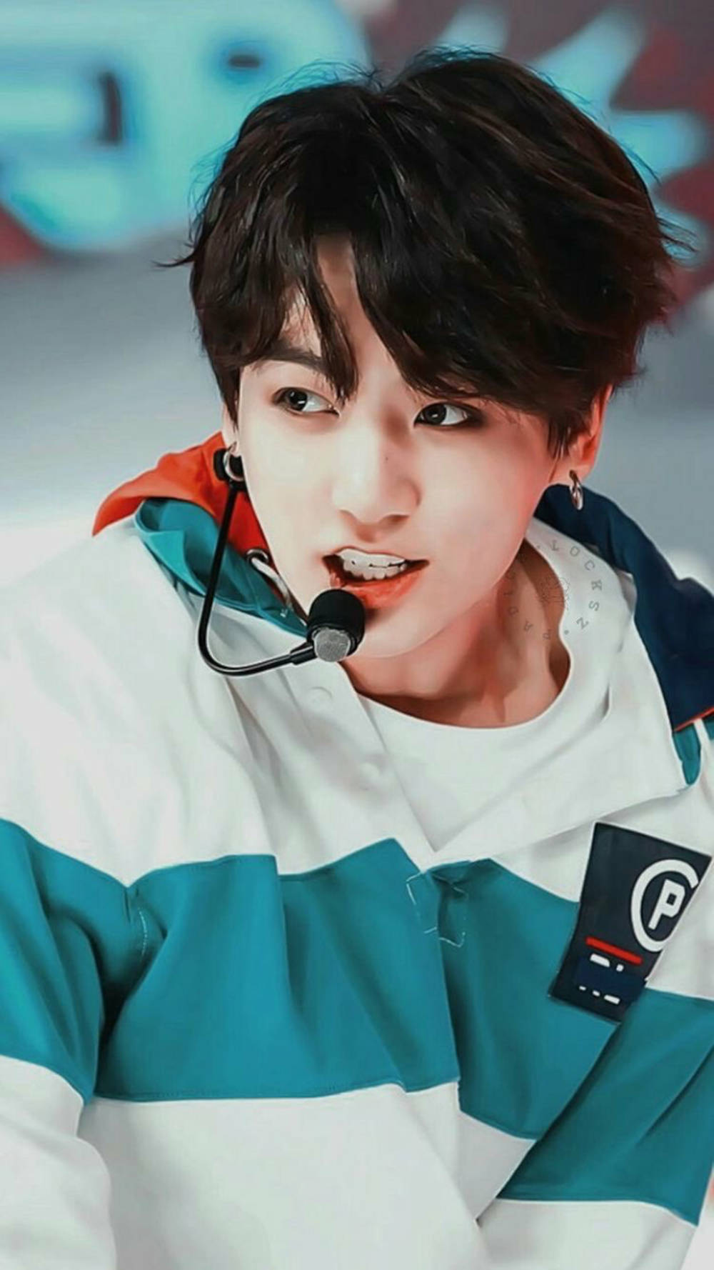 年輕K-pop表演者穿著色彩繽紛的外套，戴著耳機麥克風 — Bts 壁紙