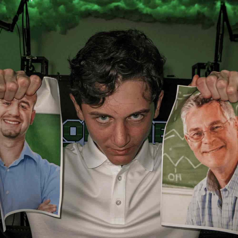  壁紙 — 一名年輕男子在綠色燈光的攝影棚背景前，舉起兩張微笑男子的照片，可見攝影器材。