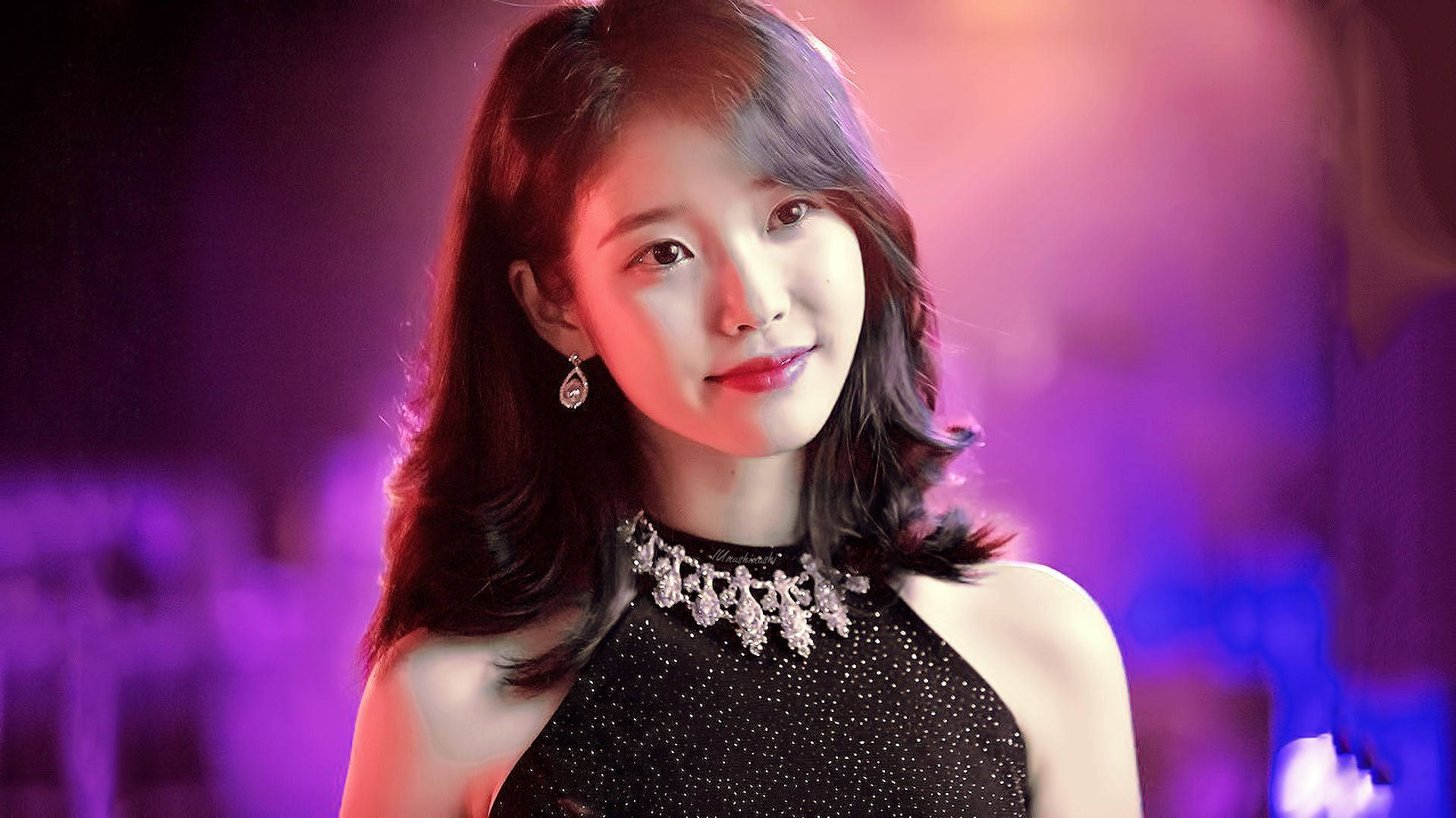 穿黑色連衣裙的年輕女性在紫色霓虹燈下微笑 — K Pop 壁紙