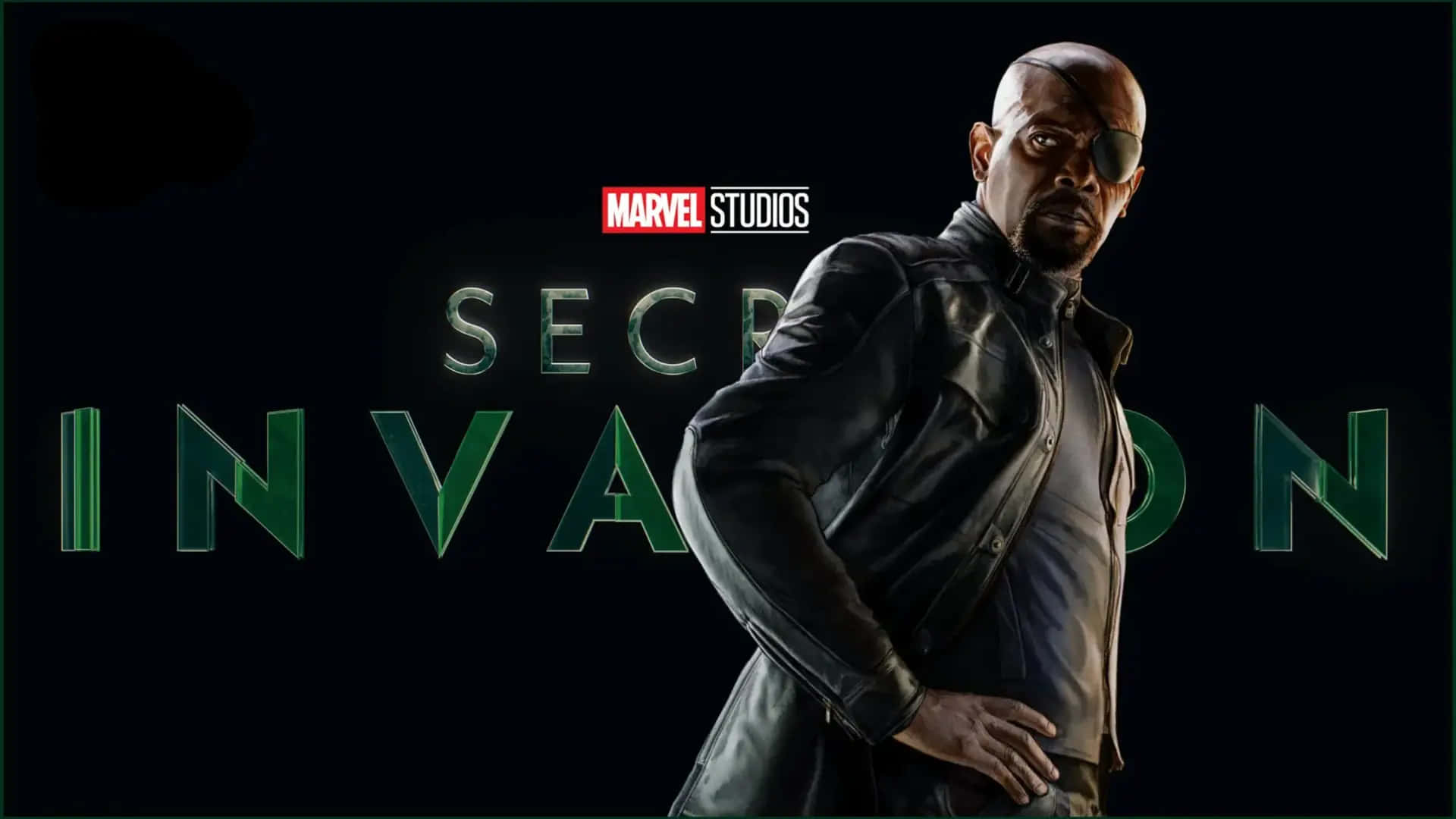 Secret Invasion 桌布 壁紙 — Nick Fury 站在黑暗環境中，身後有發光的綠色「SECRET INVASION」文字。