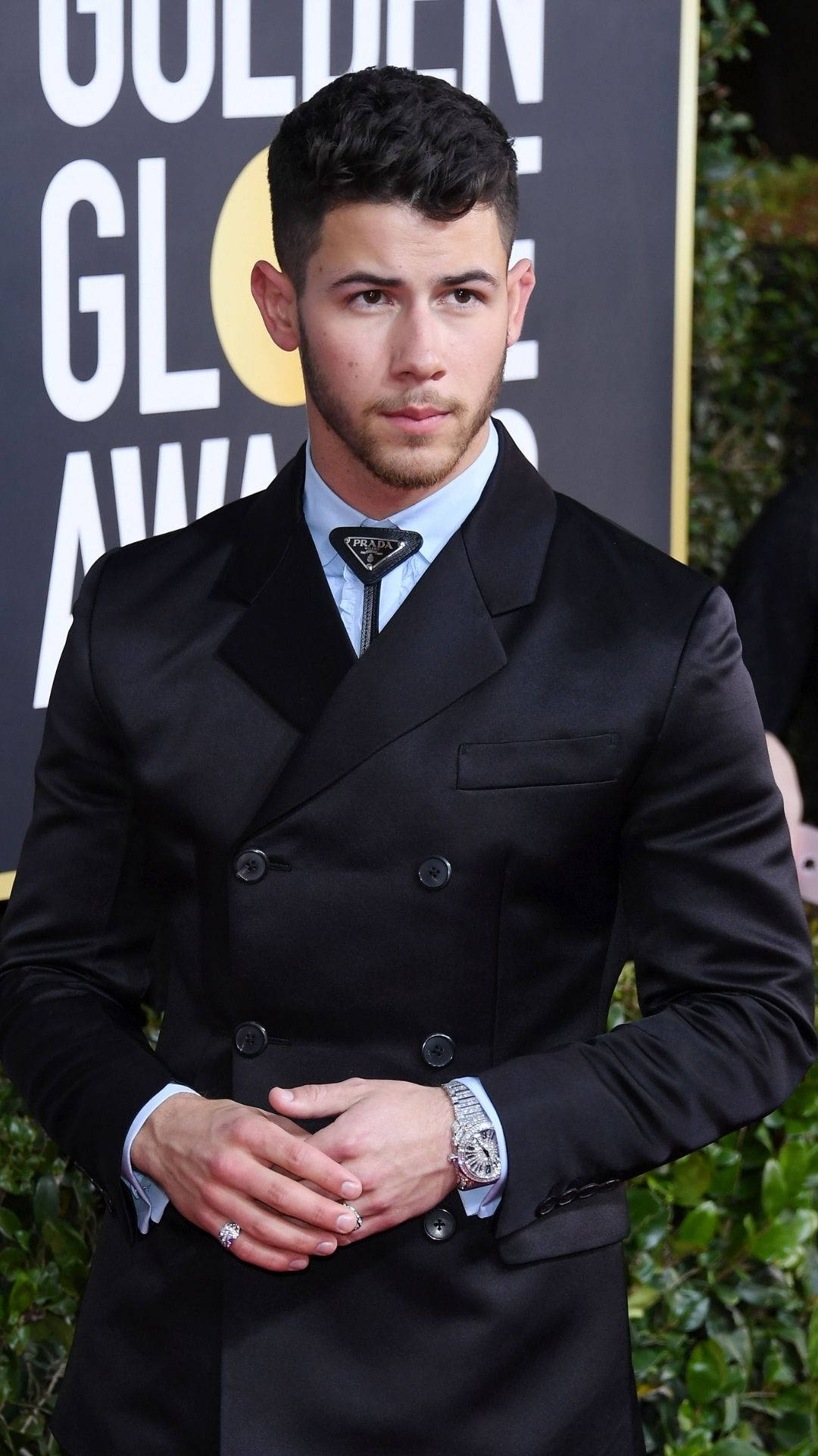 Nick Jonas 桌布 壁紙 — Nick Jonas 自信地穿著一套鋒利的黑色雙排扣西裝站在金球獎紅地毯上。
