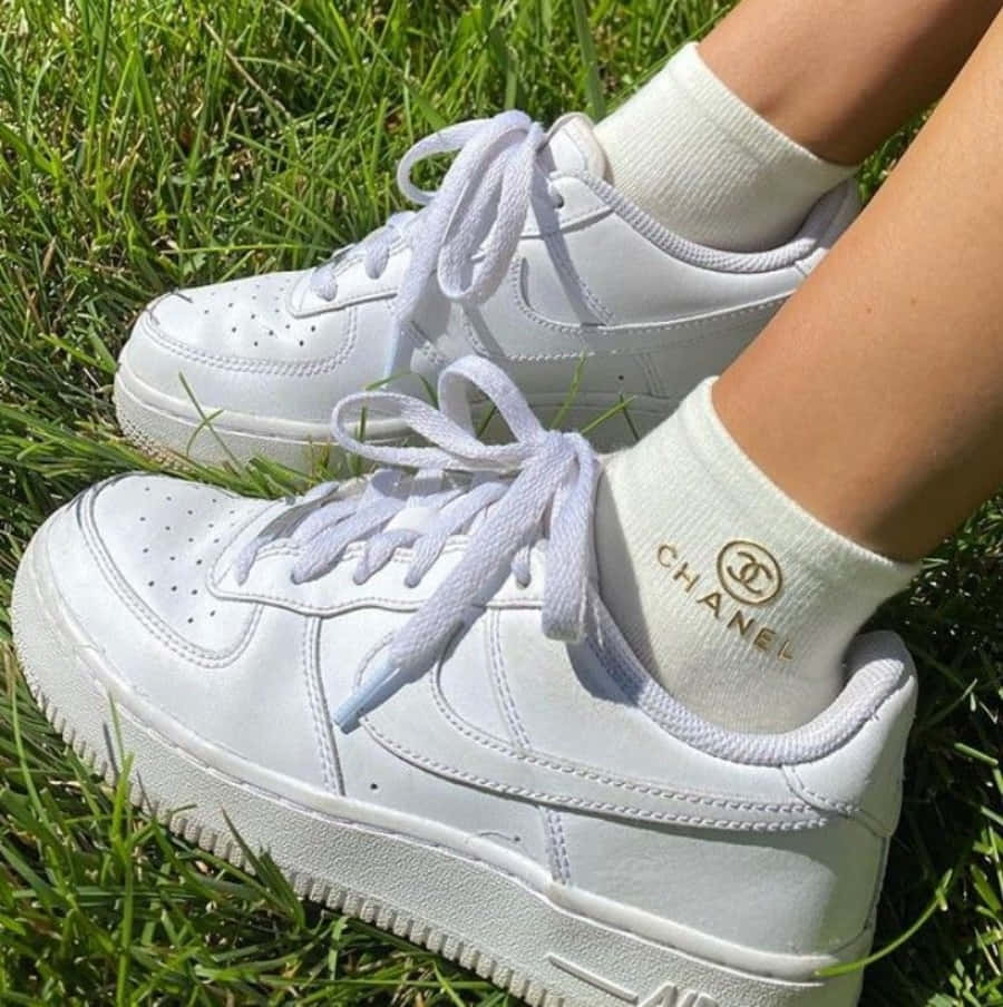 Nike Air Force 1 白色運動鞋搭配襪子 壁紙