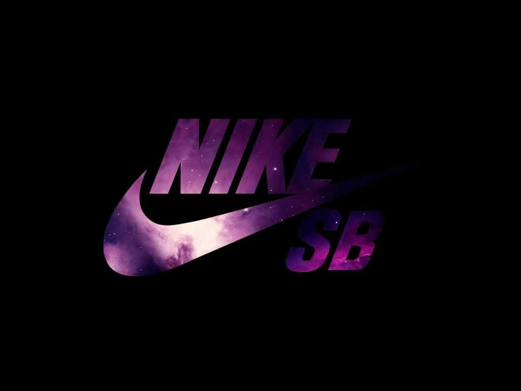 Nike Logo 桌布 壁紙 — Nike SB 標誌，以宇宙紫色星雲和星星填充，背景為黑色。