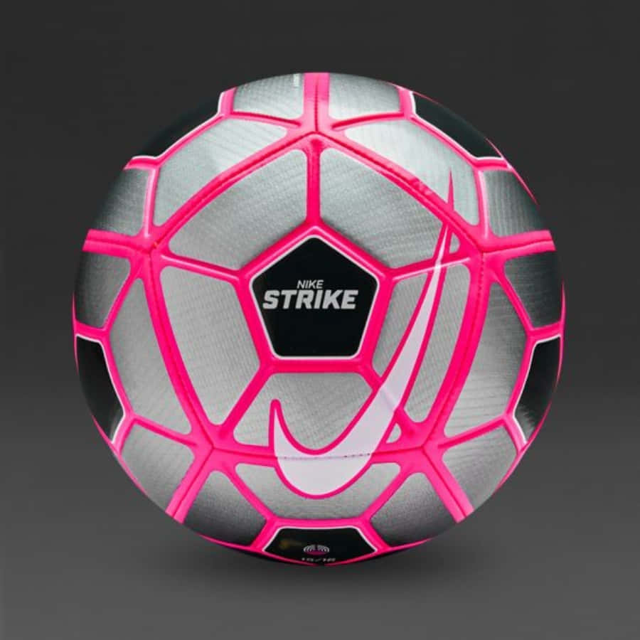 Pink Soccer Ball 桌布 壁紙 — Nike Strike 足球特寫，銀色面板搭配鮮豔粉紅色縫線，背景為深灰色。