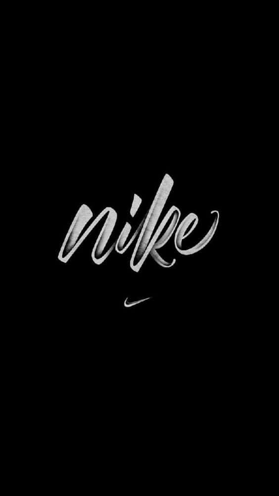 Nike 桌布 壁紙 — Nike 標誌以銀色字體和勾號在純黑背景上發光。