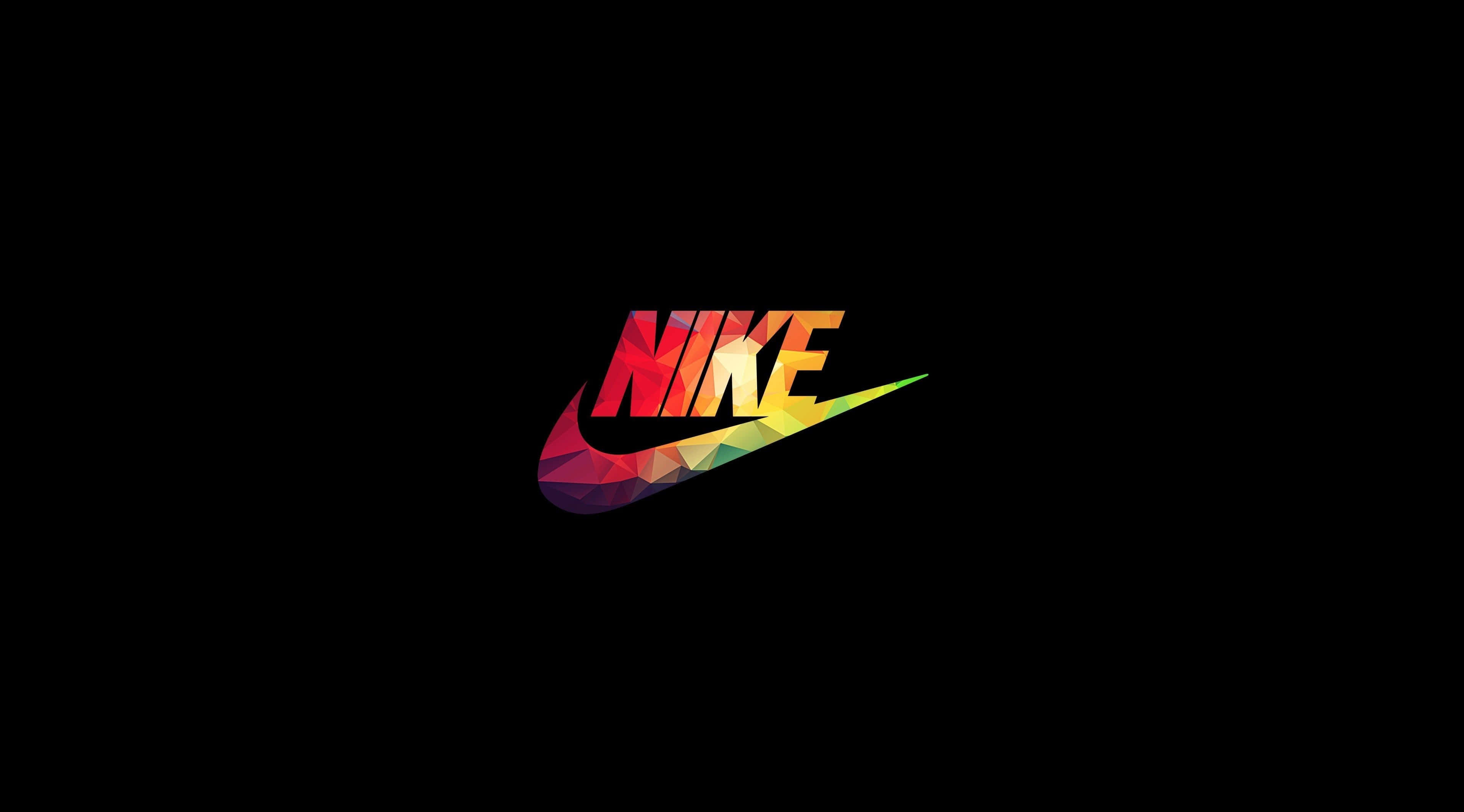 Nike 桌布 壁紙 — Nike 標誌以鮮豔的幾何彩虹色調置於黑色背景中央。
