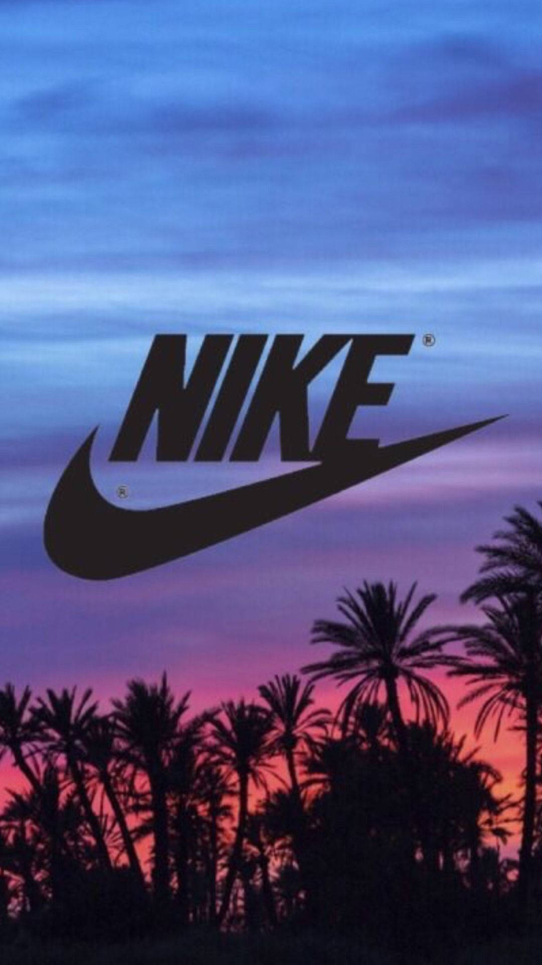 nike girl 桌布 壁紙 — Nike 標誌在充滿活力的暮色天空下以剪影呈現，下方有棕櫚樹。