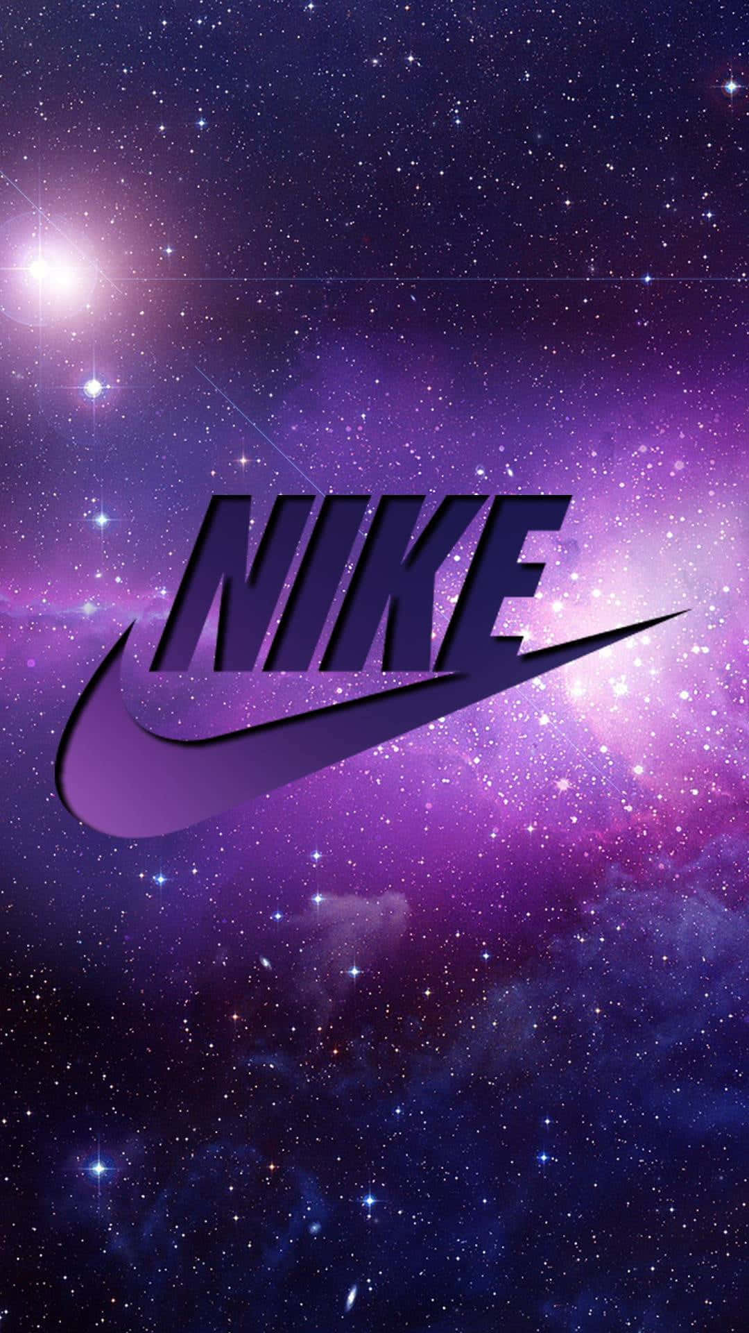 銀河 桌布 壁紙 — Nike 標誌在充滿活力的紫色和藍色星空銀河背景下，伴隨著發光的星雲，大膽地漂浮著。