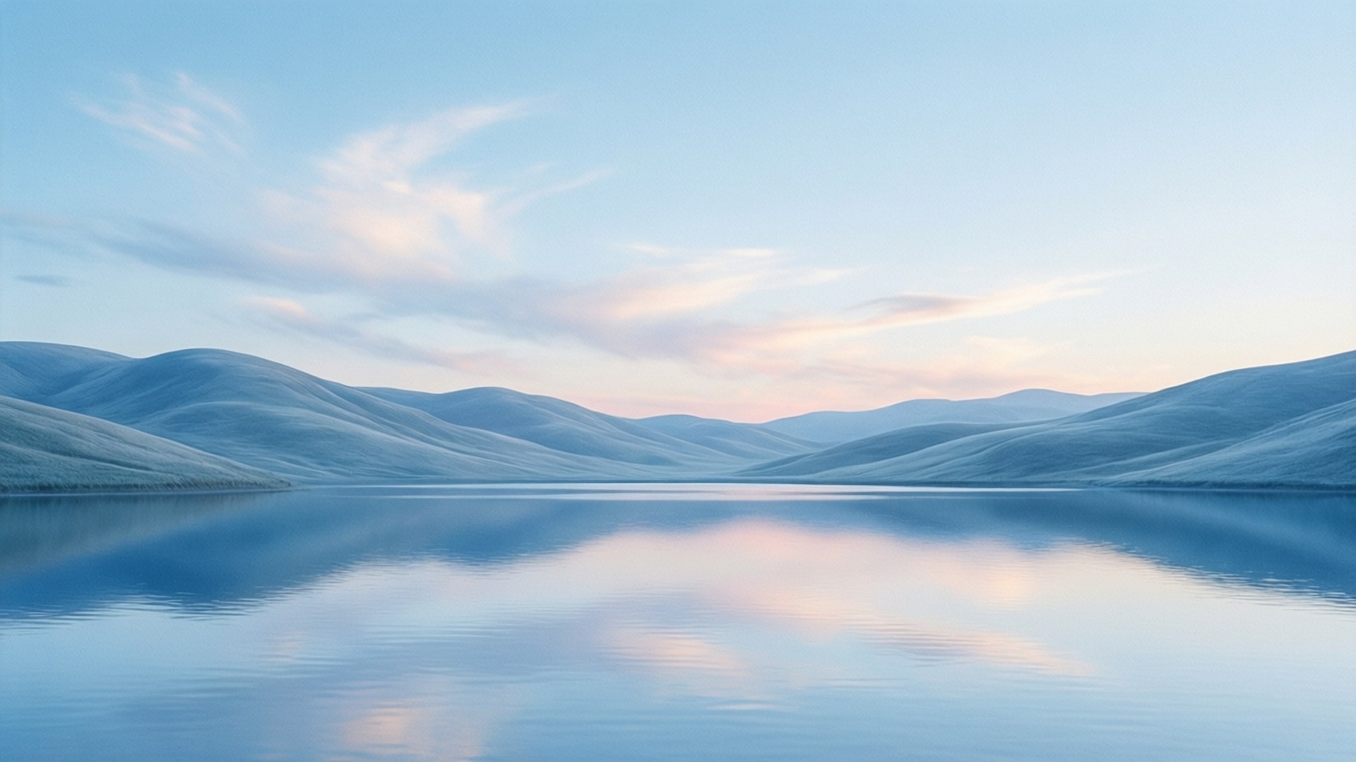 Serene Pastel Hills 壁紙 — 寧靜的湖面映照著黎明時分柔和的粉彩天空和連綿的雪山。