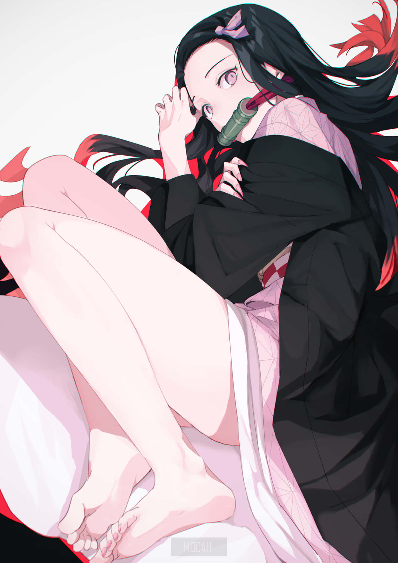 穿著傳統服飾的動漫女孩盤腿而坐，手持竹笛。 — 鬼滅之刃 壁紙