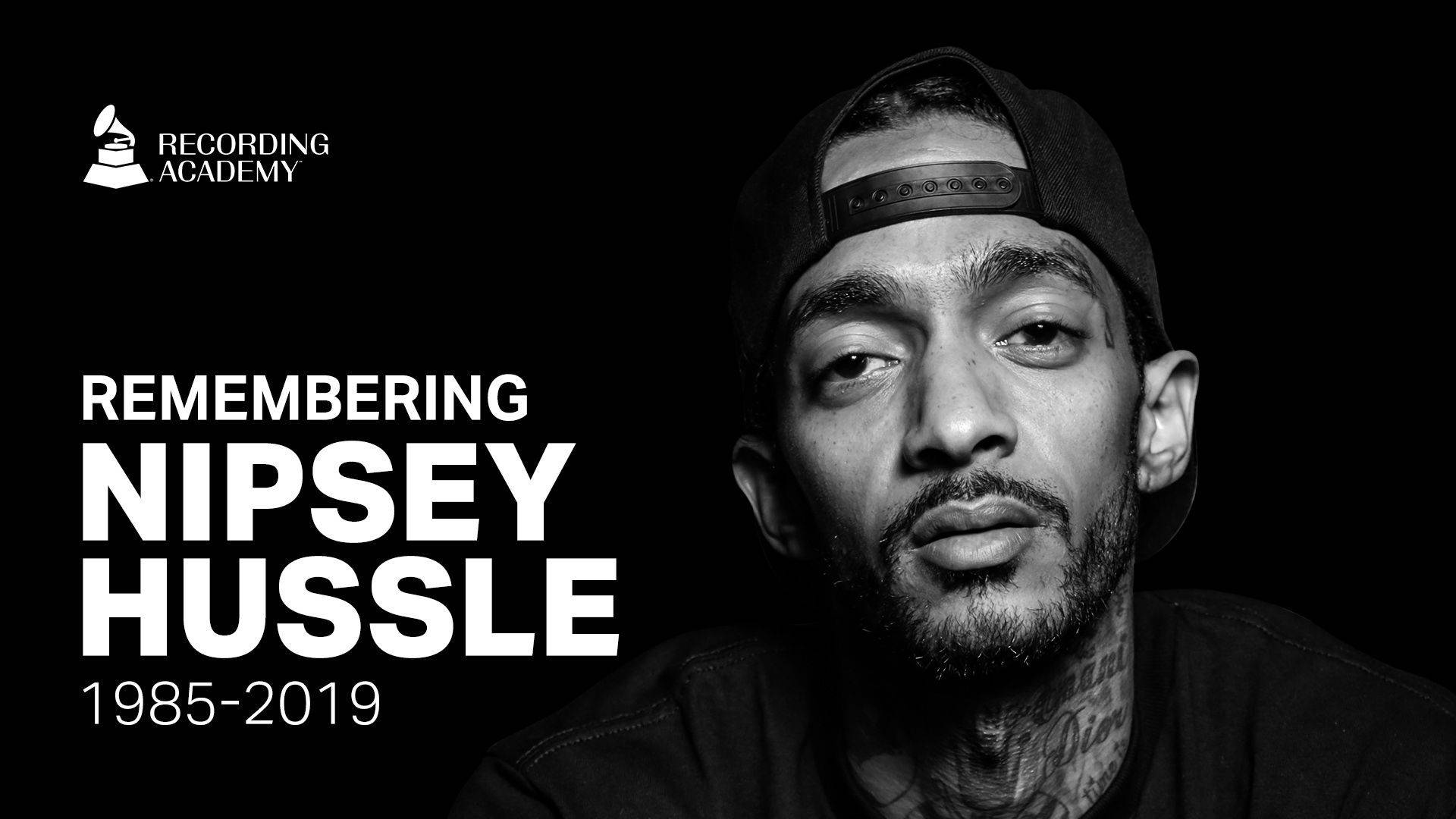 尼普西·哈斯爾 桌布 壁紙 — Nipsey Hussle 的黑白肖像，戴著向後的帽子，附有紀念他一生 1985-2019 的文字。