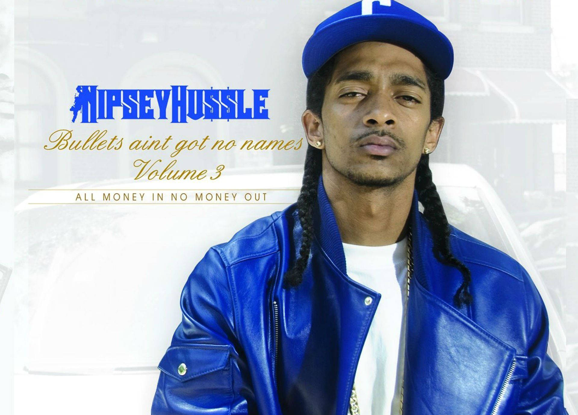 尼普西·哈斯爾 桌布 壁紙 — Nipsey Hussle 身穿閃亮藍色皮夾克和帽子，在模糊的城市背景下自信地凝視，帶有專輯文字疊加。
