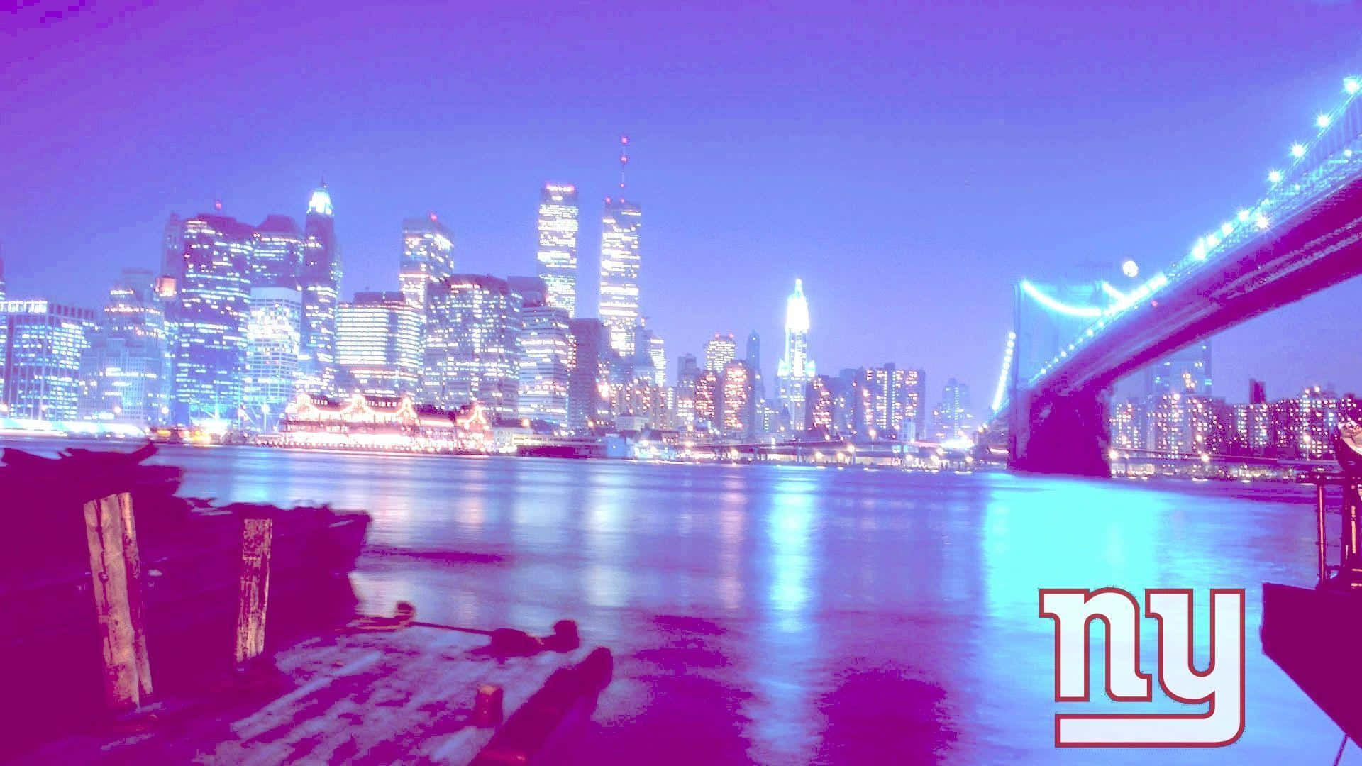  壁紙 — 紐約夜間城市景觀，以充滿活力的紫色和藍色調呈現，橋樑和發光的摩天大樓倒映在水中。