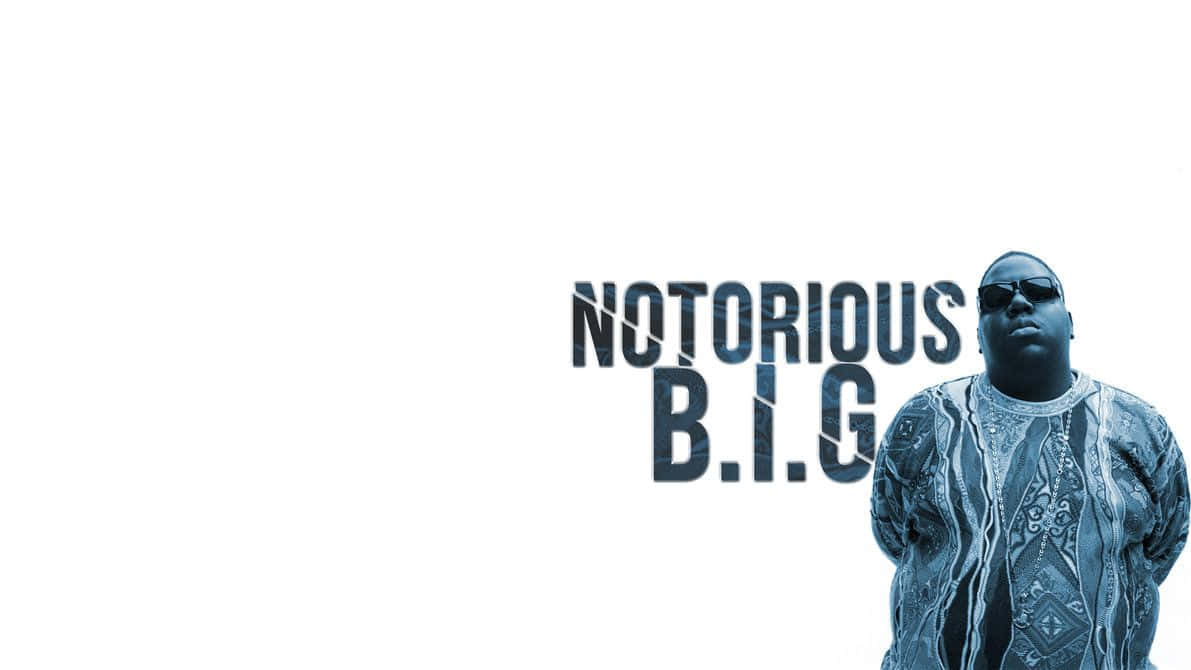  壁紙 — Notorious B.I.G. 自信地穿著圖案襯衫，站在純白色背景前，他的名字以粗體風格文字呈現。