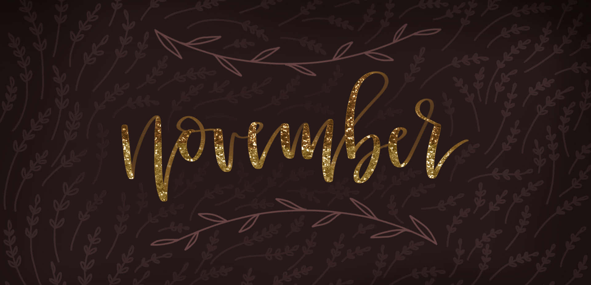 November Desktop 桌布 壁紙 — 「November」這個字在深棕色背景上以金色草書閃閃發光，背景點綴著精緻的薰衣草樹枝圖案。