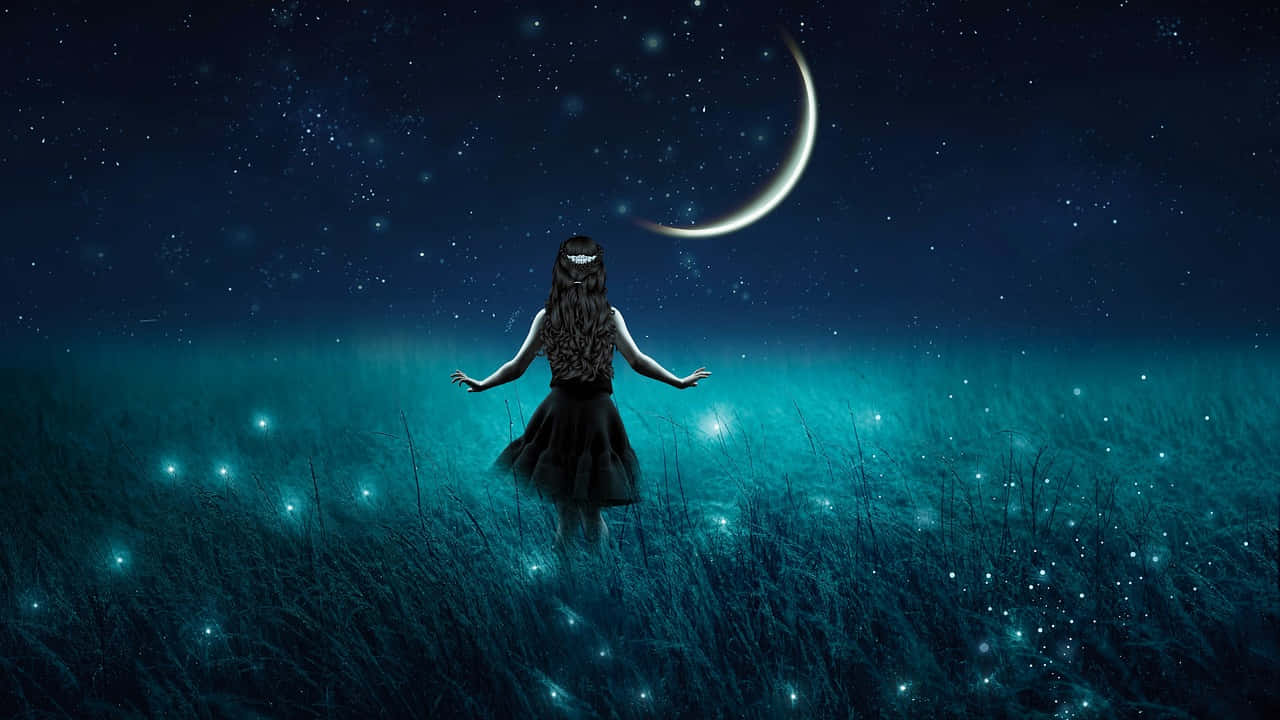  壁紙 — 一個女孩站在發光的田野中，新月和繁星點點的夜空下，有生物發光的草。