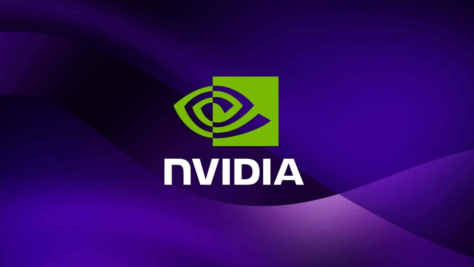 nvidia 桌布 壁紙 — Nvidia 標誌以亮綠色和白色居中顯示在流動的深紫色抽象背景上。