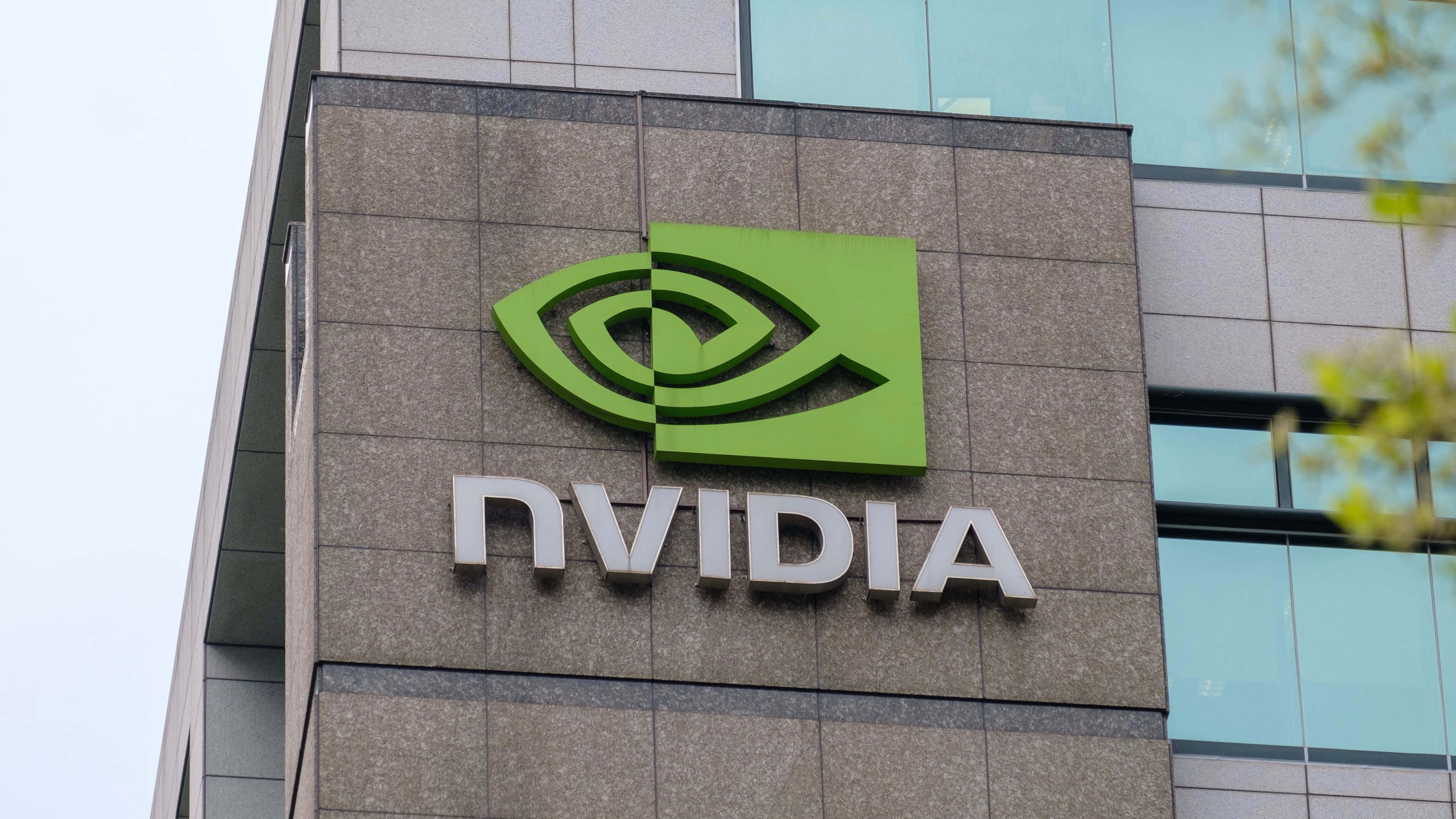 Nvidia 標誌位於建築物側面 壁紙