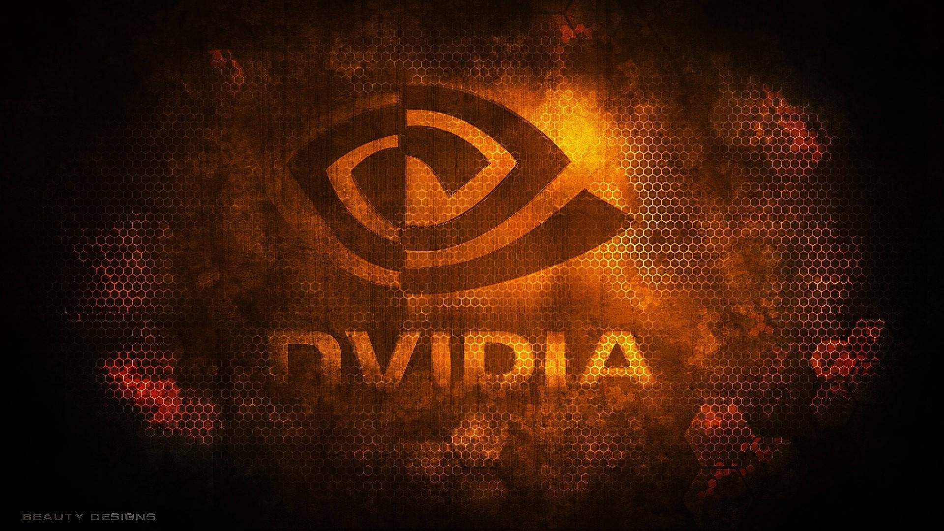 nvidia 桌布 壁紙 — Nvidia 標誌在深色六角網格背景上發出火橙色光芒，並帶有發光粒子。