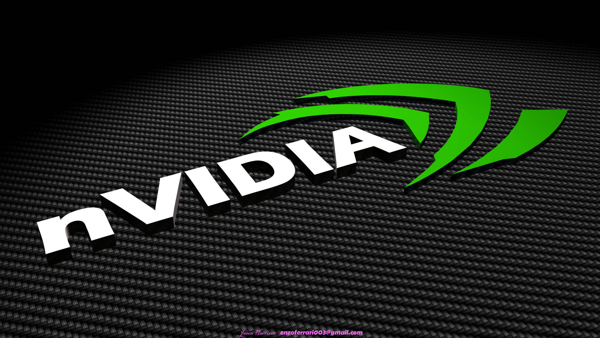 nvidia 桌布 壁紙 — Nvidia 標誌在白色和綠色光芒中，位於深色碳纖維紋理表面上，帶有戲劇性照明。