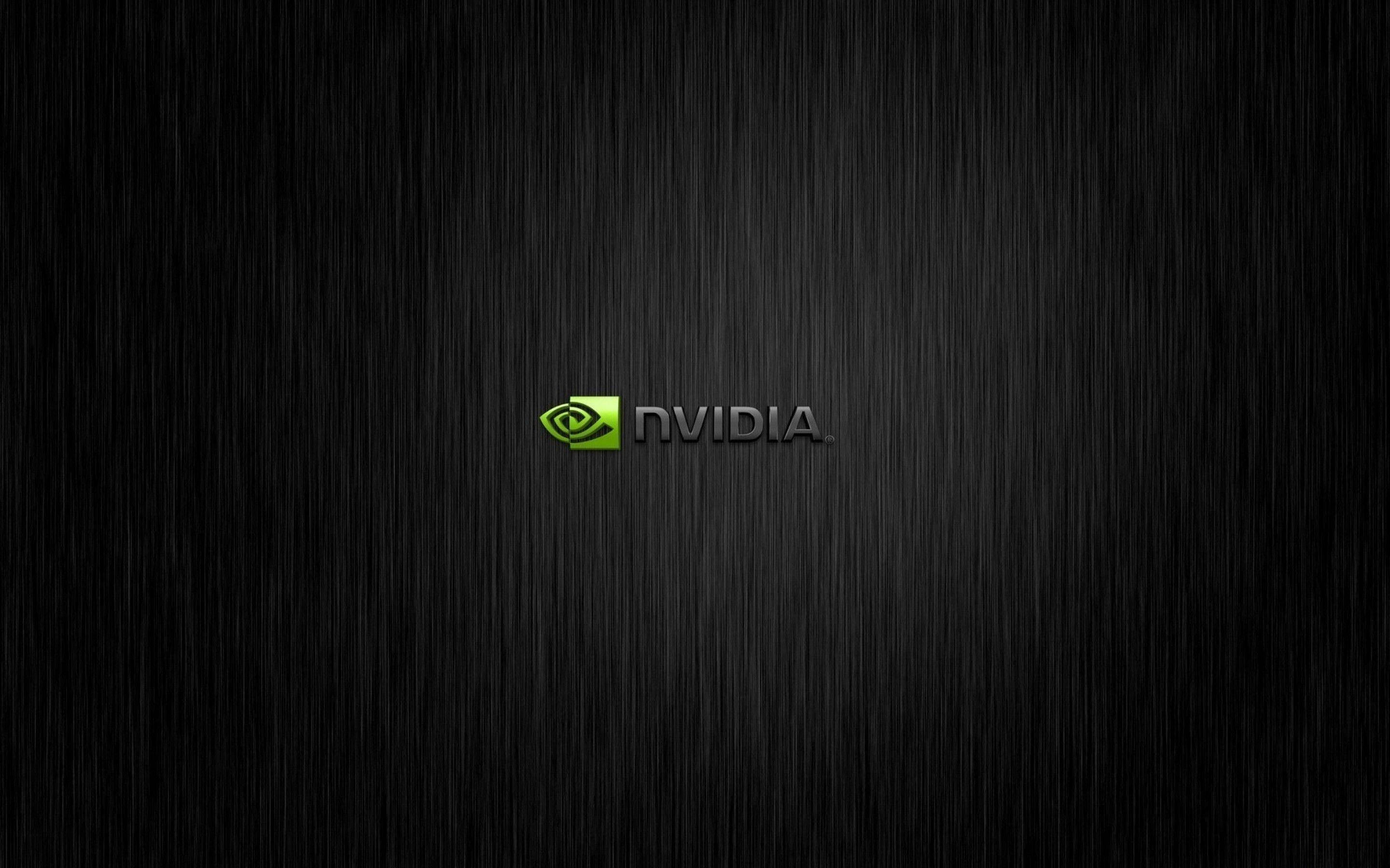 nvidia 桌布 壁紙 — Nvidia 標誌居中在深色拉絲金屬紋理背景上。