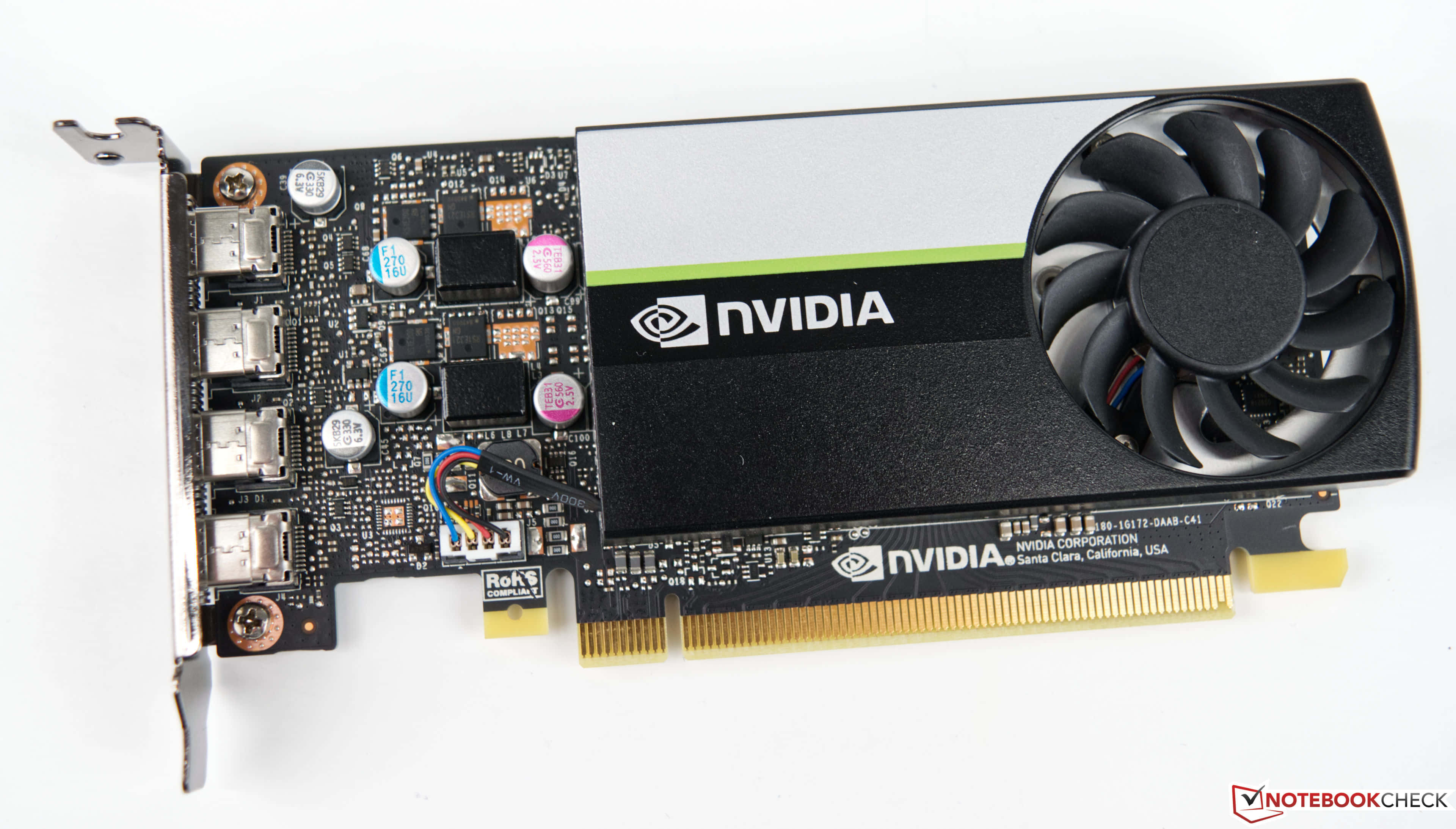 nvidia 桌布 壁紙 — NVIDIA 顯示卡特寫，黑色風扇、銀色裝飾和金色 PCIe 連接器，白色背景。