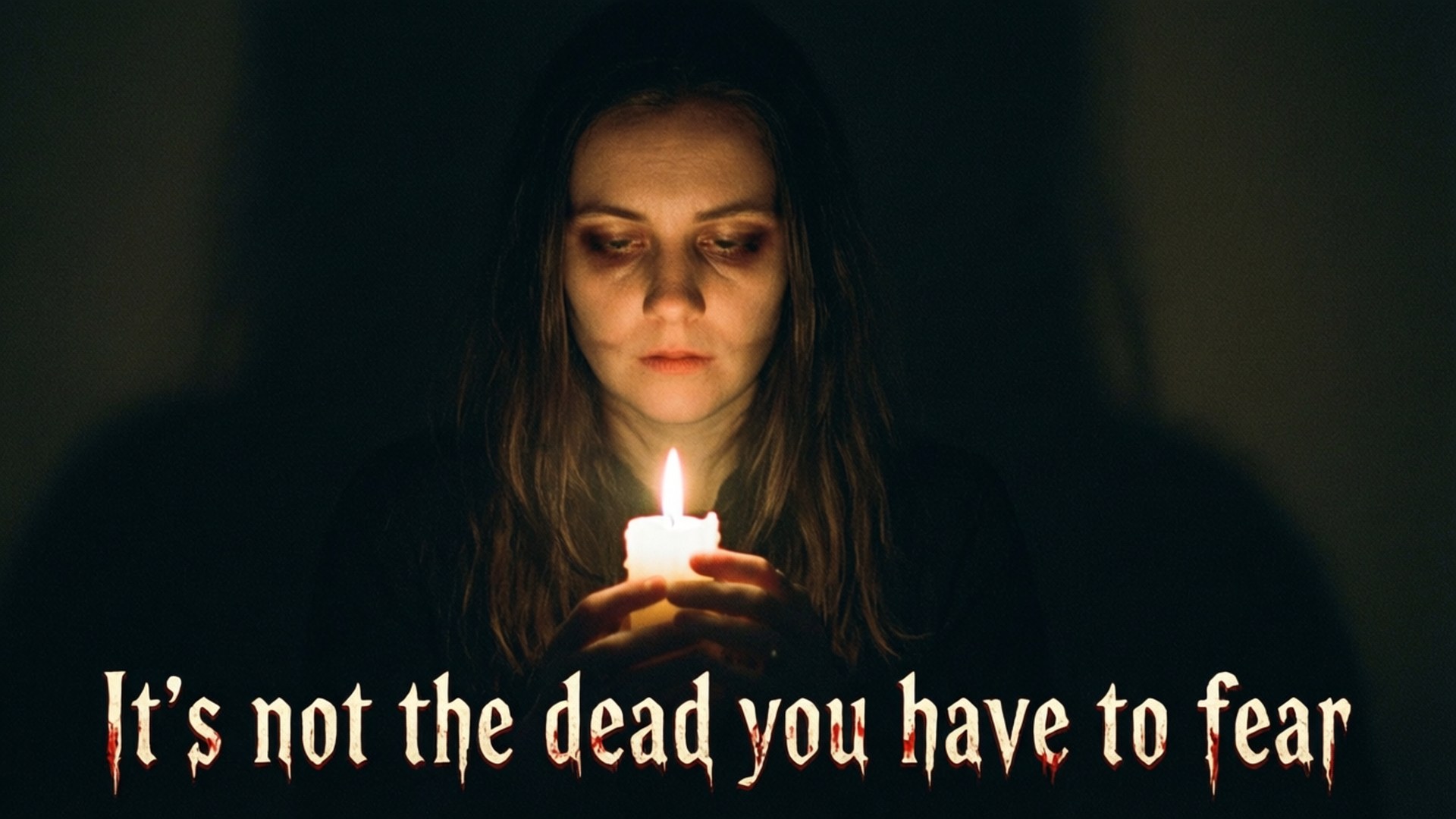 Elise Candle Quote 壁紙 — 一位深色頭髮的女性在昏暗的房間裡拿著點燃的蠟燭，文字寫著「你應該害怕的不是死者」。