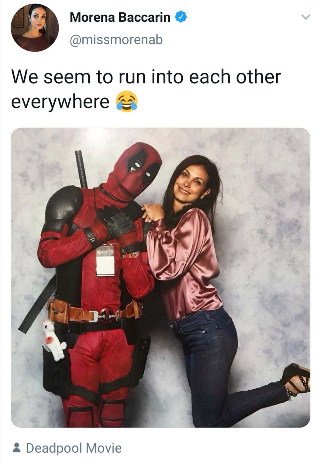 Deadpool And Vanessa 桌布 壁紙 — 女演員莫蓮娜·芭卡琳在斑駁的灰色背景前與死侍角色扮演者頑皮地擺姿勢。