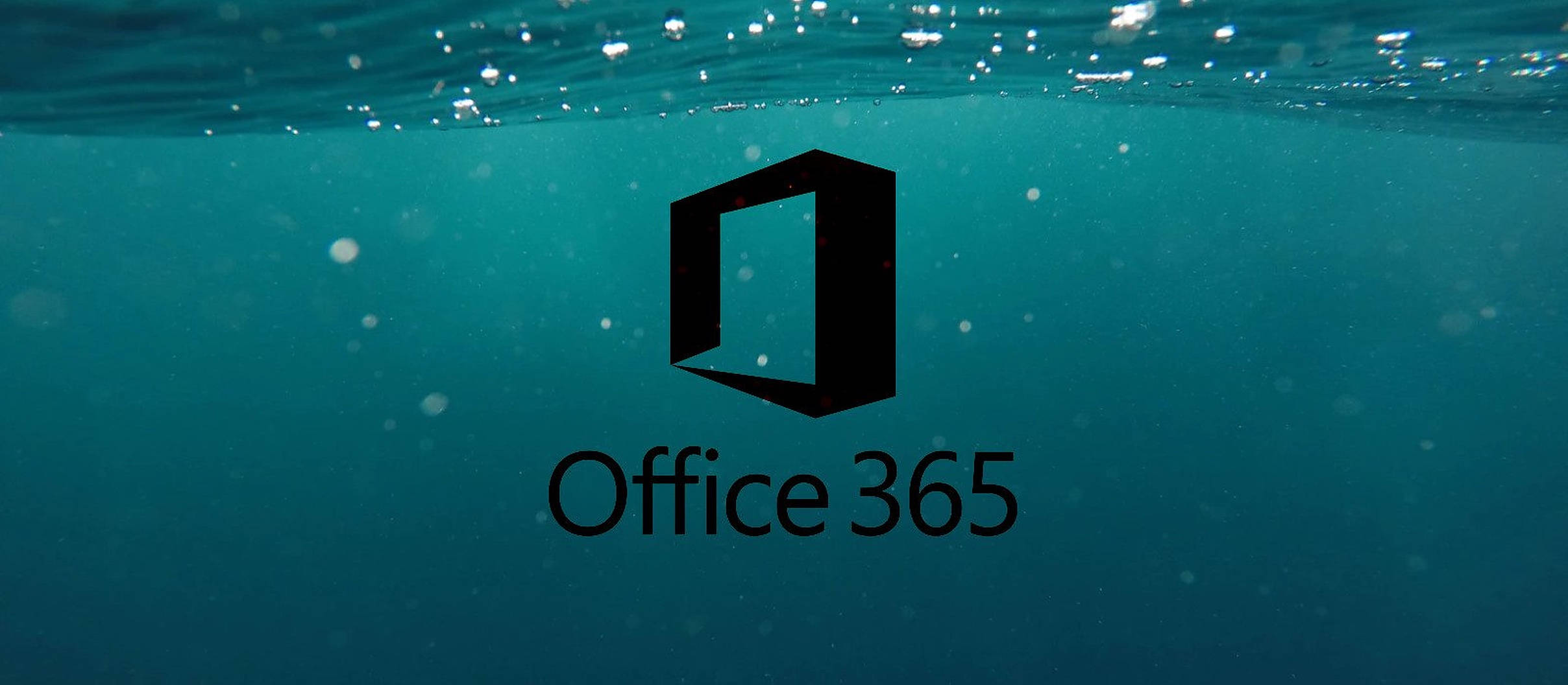 Office 365 桌布 壁紙 — Office 365 標誌在陽光照射的漣漪和浮動粒子的青藍色水中寧靜地漂浮。