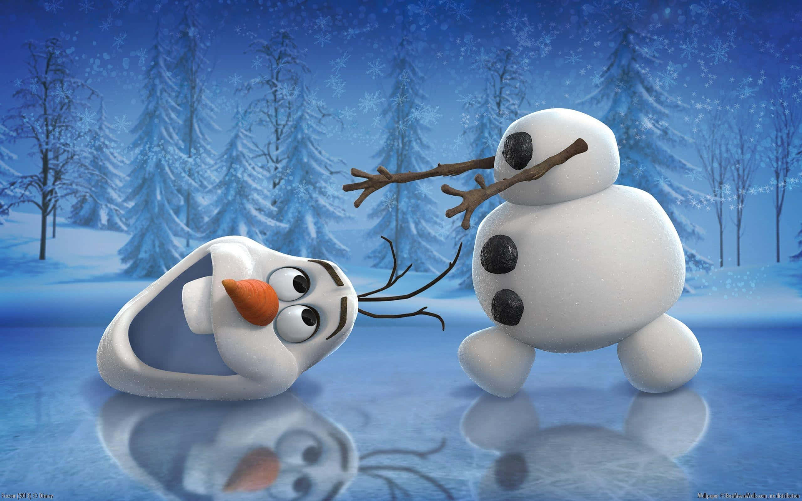 桌布 壁紙 — Olaf 和雪人在松樹下的雪藍天下，在結冰的湖上開心地互動。