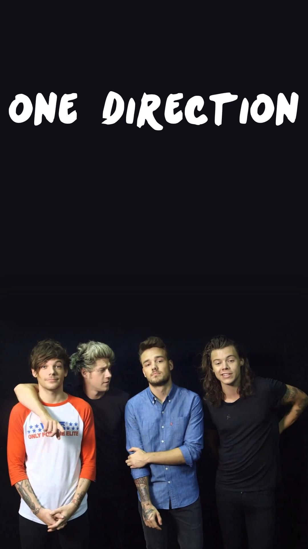 哈利·史泰爾斯 桌布 壁紙 — One Direction 樂團成員在黑色背景前隨意擺姿勢，上方有白色文字。