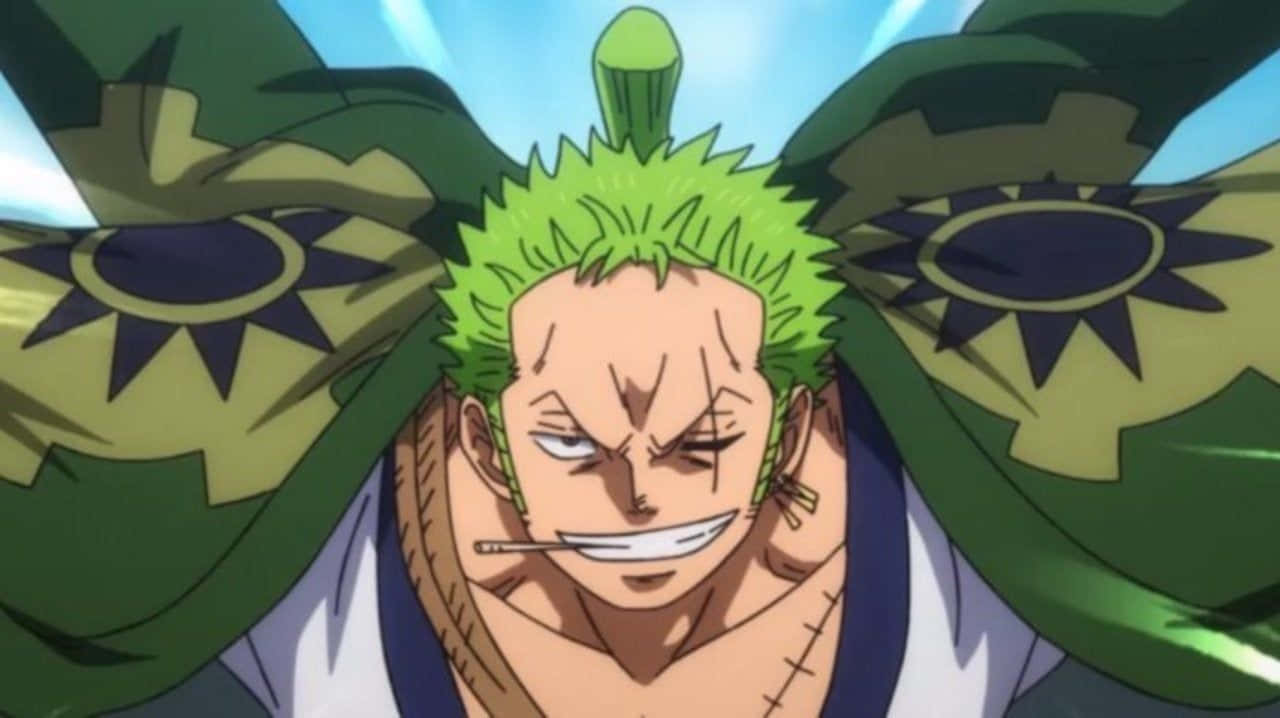 索隆 桌布 壁紙 — 《ONE PIECE》中的索隆站在明亮的藍天下，眼神銳利，綠色頭髮，身穿標誌性的綠色外套。