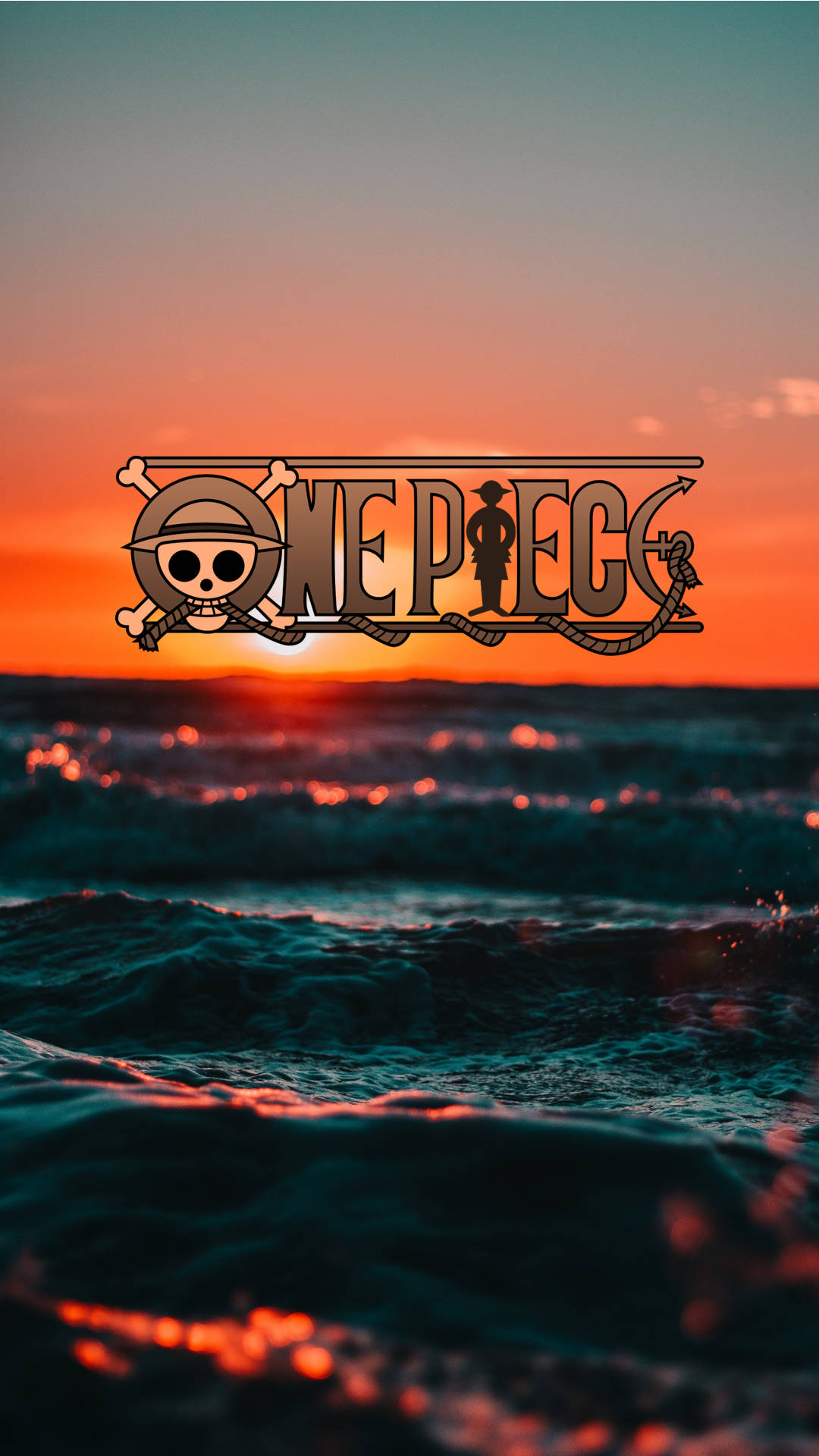 One Piece Logo 桌布 壁紙 — One Piece 標誌漂浮在熾熱的日落海上，有破碎的海浪反射橙色和藍綠色調。