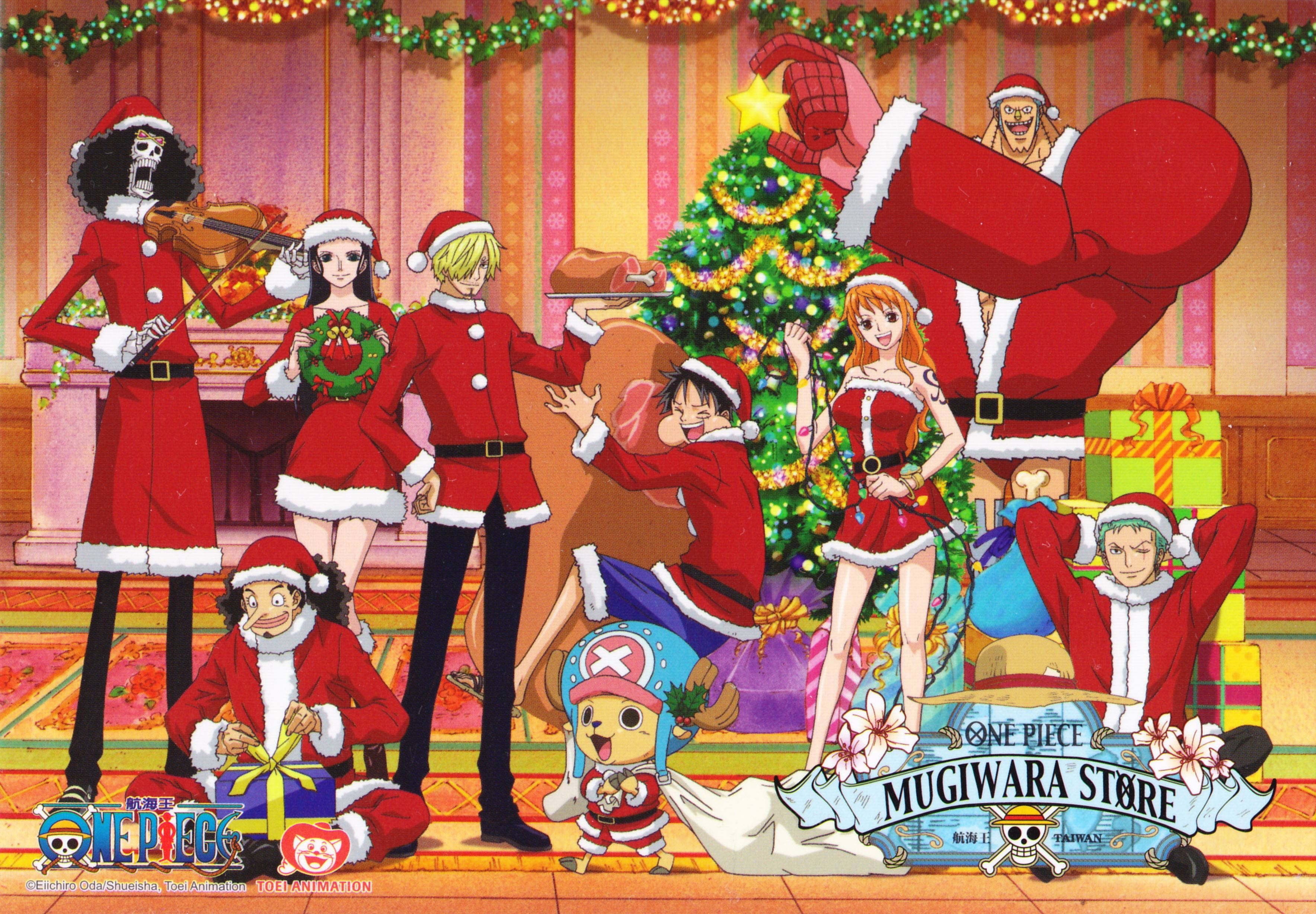 動漫聖誕 桌布 壁紙 — One Piece 船員穿著節日紅色聖誕老人服裝，在溫暖照明的房間裡歡樂地聚集在裝飾好的聖誕樹周圍。