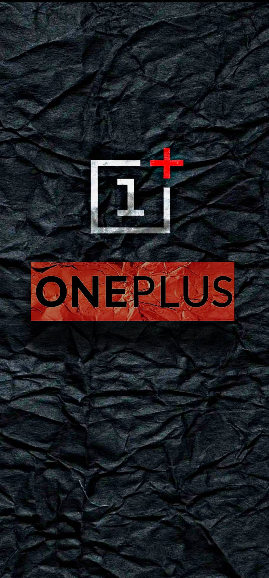 OnePlus 標誌在黑色皺紋紙紋理上。 — 一加 壁紙