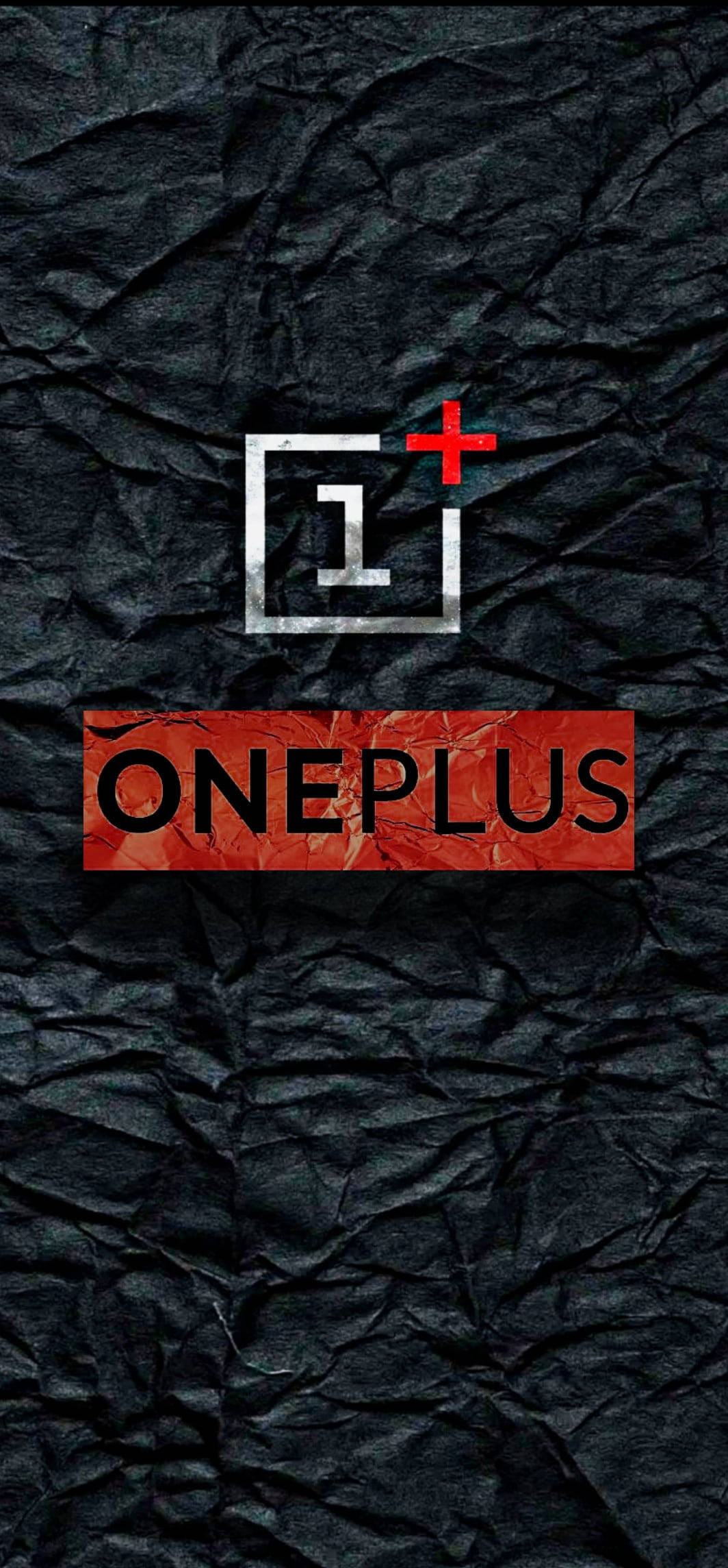 標誌 桌布 壁紙 — OnePlus 標誌以銀色和紅色呈現，背景為帶紋理的黑色皺紋紙。
