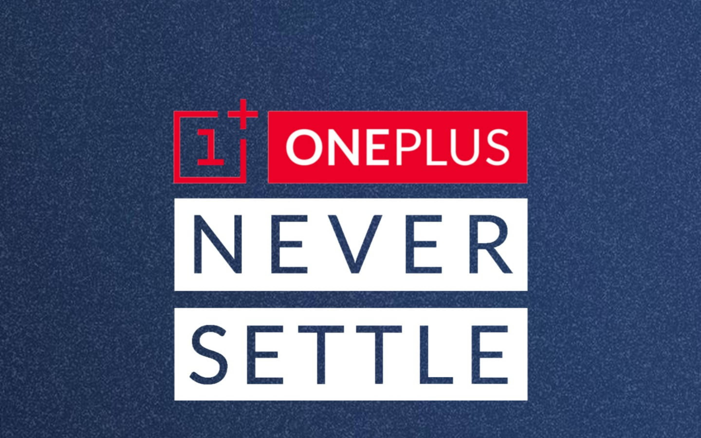 Quote 桌布 壁紙 — OnePlus 標誌和口號「Never Settle」以粗體紅色和白色文字顯示在紋理深藍色背景上。
