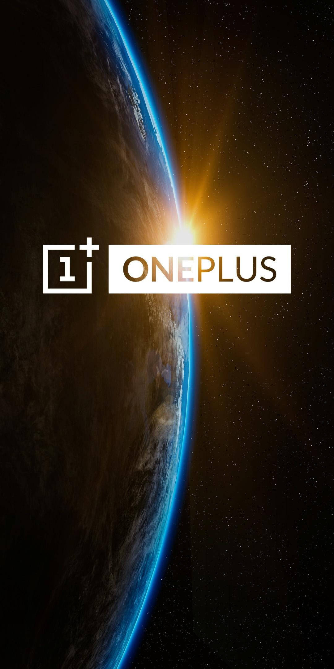 地球 桌布 壁紙 — OnePlus 標誌在太空中的日出時分，在黑暗虛空中的星星襯托下，於地球彎曲的地平線上發光。