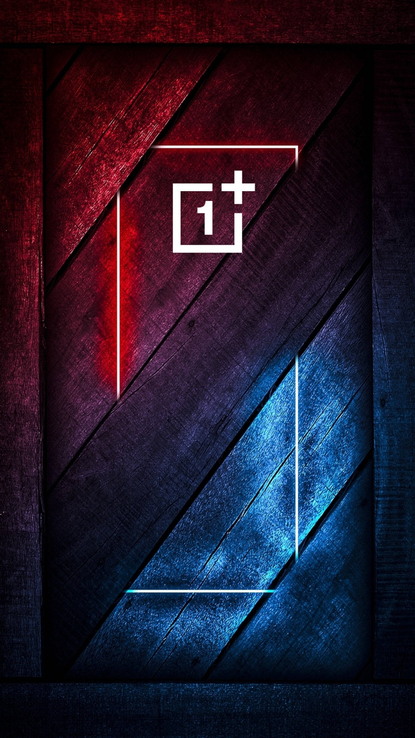 木紋 桌布 壁紙 — OnePlus 標誌在對角線分割的木質背景上發出白色光芒，帶有紅色和藍色霓虹燈點綴。