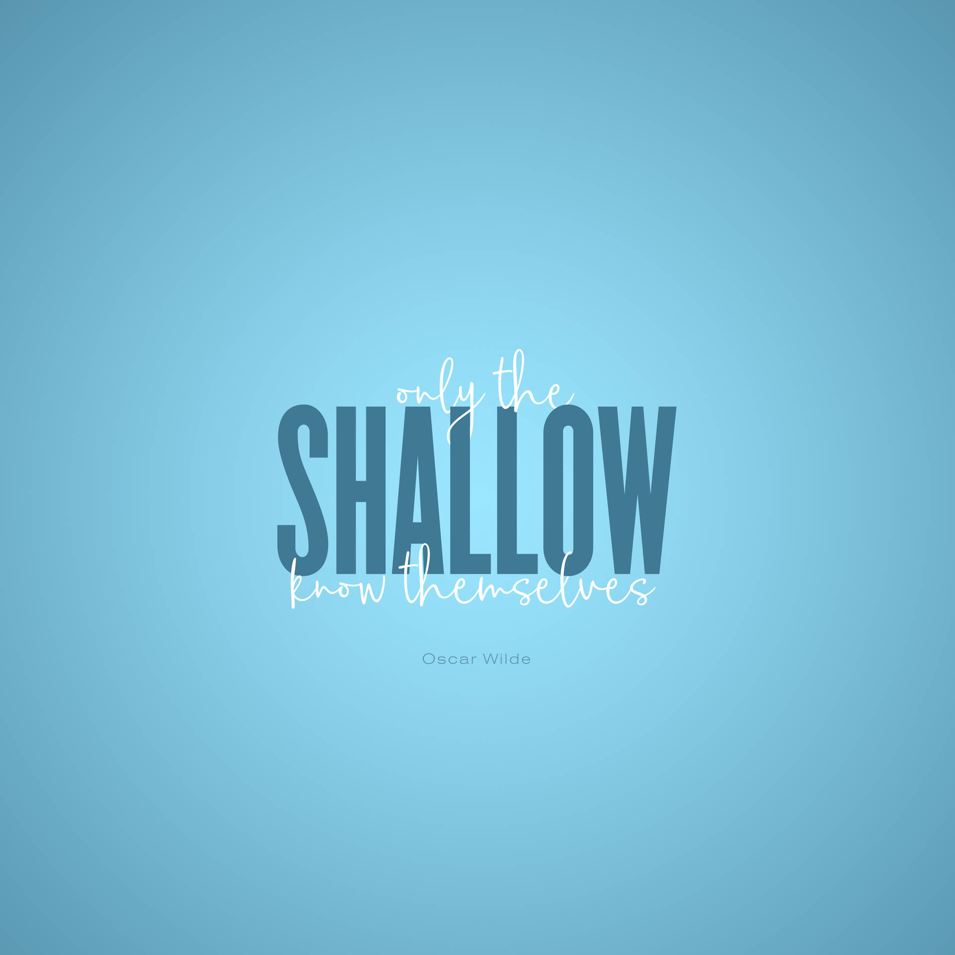 一個藍色背景，上面有奧斯卡·王爾德的引文 only the shallow know themselves，使用混合字體。 — 語錄 壁紙