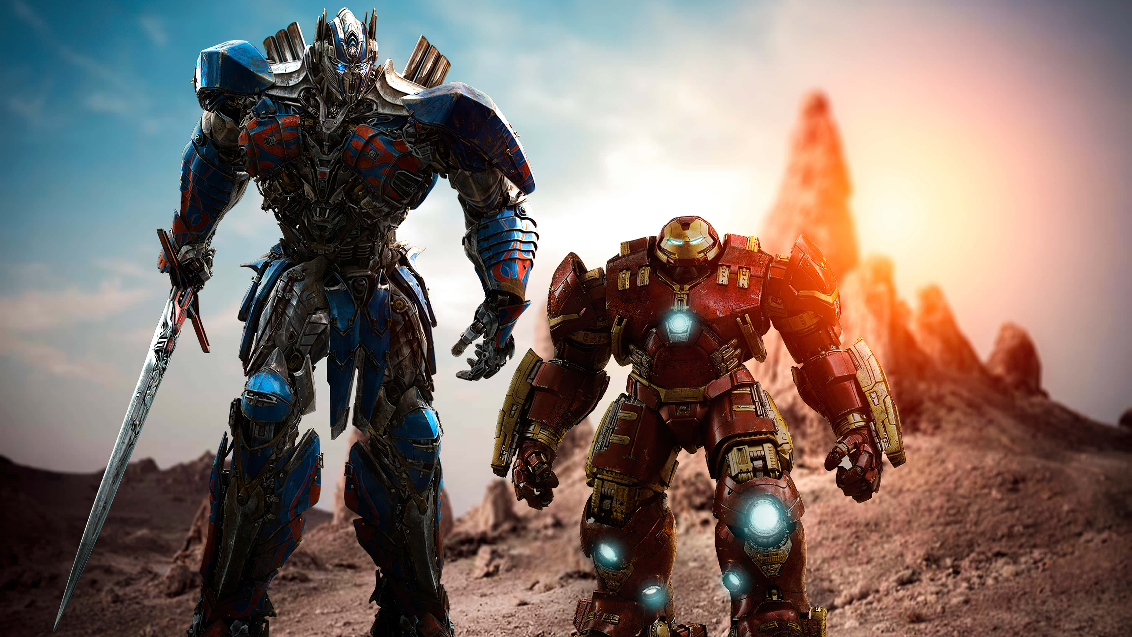 Optimus Prime 4K 桌布 壁紙 — Optimus Prime 和 Iron Man 在沙漠景觀中並肩站立，夕陽下閃耀著盔甲和戲劇性的天空。