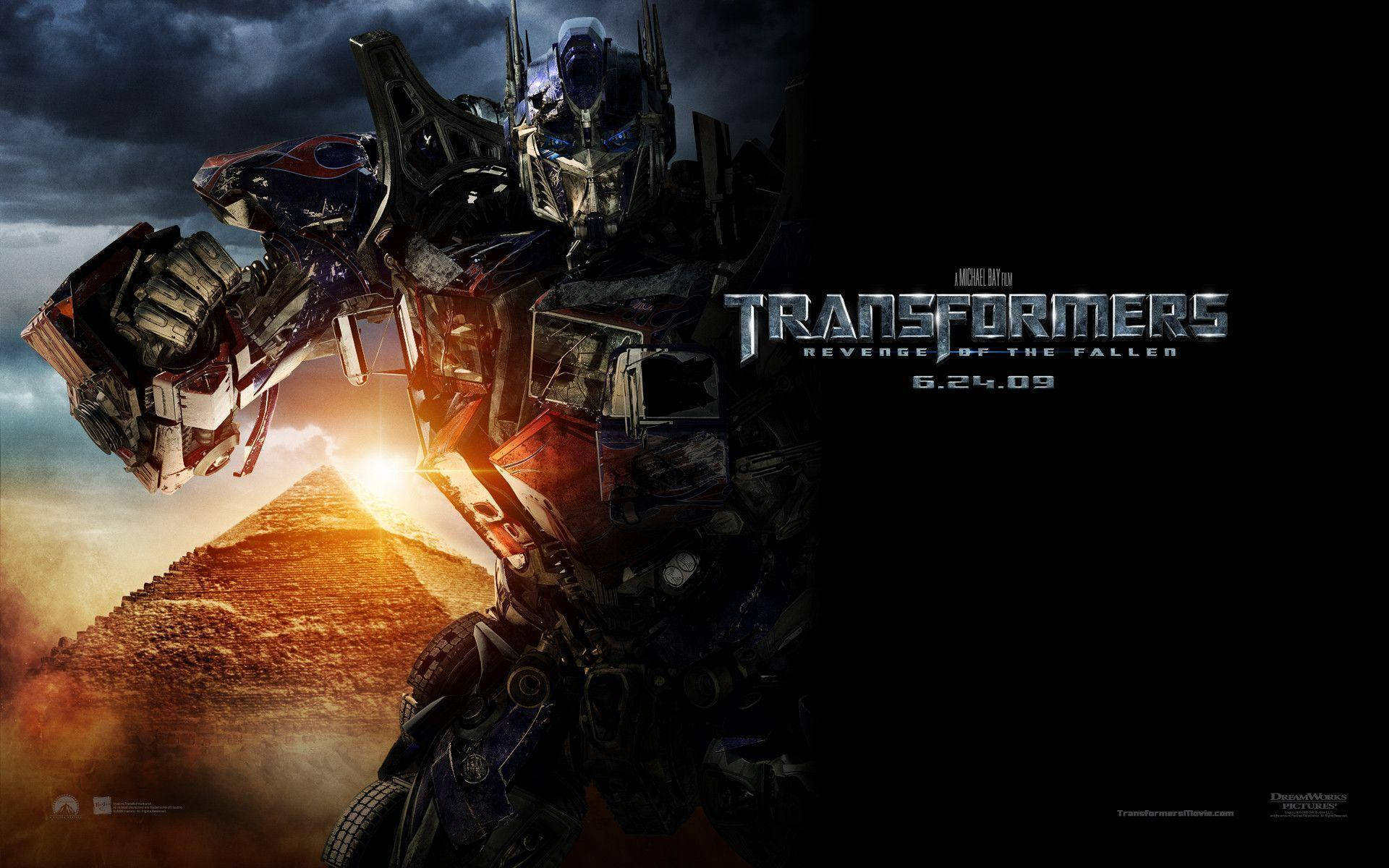 變形金剛 桌布 壁紙 — Optimus Prime 在暴風雨的天空下英勇地站立，背後有一座發光的金字塔，構成電影感十足的變形金剛電影海報。
