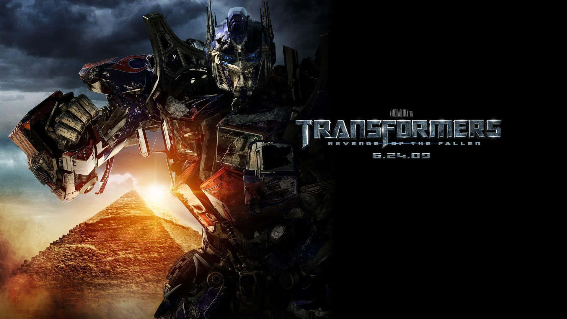 變形金剛 桌布 壁紙 — Optimus Prime 在電影般的變形金剛電影海報中，英勇地站在暴風雨的天空下，身後有一座發光的金字塔。