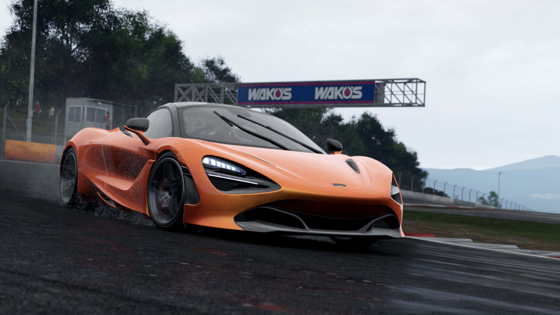 橙色McLaren 720S在潮濕賽道上飄移，有山脈和WAKOS標誌。 — Project Cars 壁紙
