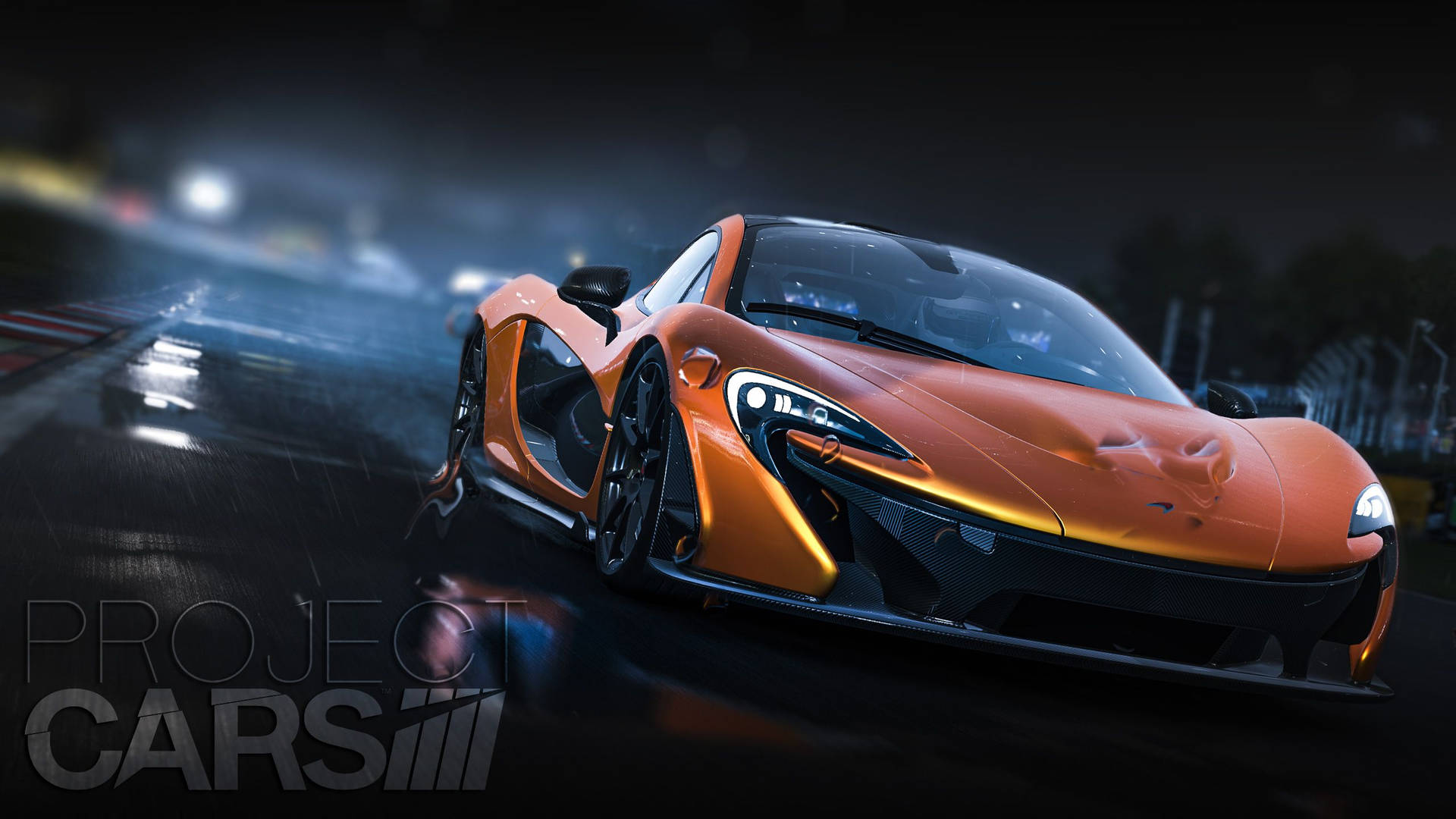 橙色McLaren賽車在潮濕的夜間賽道上疾馳，車頭燈閃爍。 — Project Cars 2 壁紙